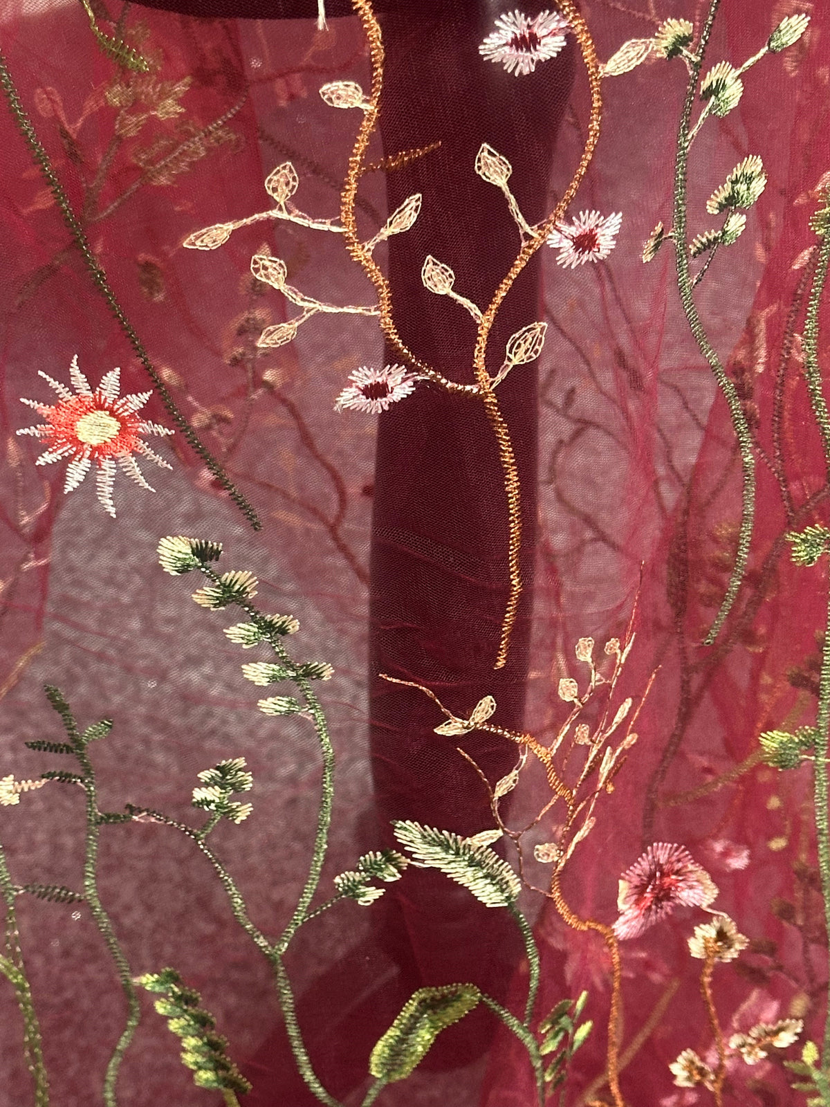 Burgunderrote bestickte Spitze – Sassi