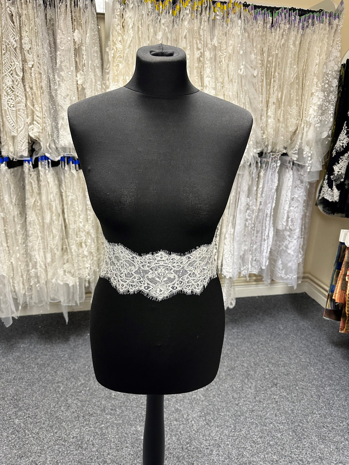 Elfenbeinfarbener, schnurgebundener Spitzenbesatz – Molly