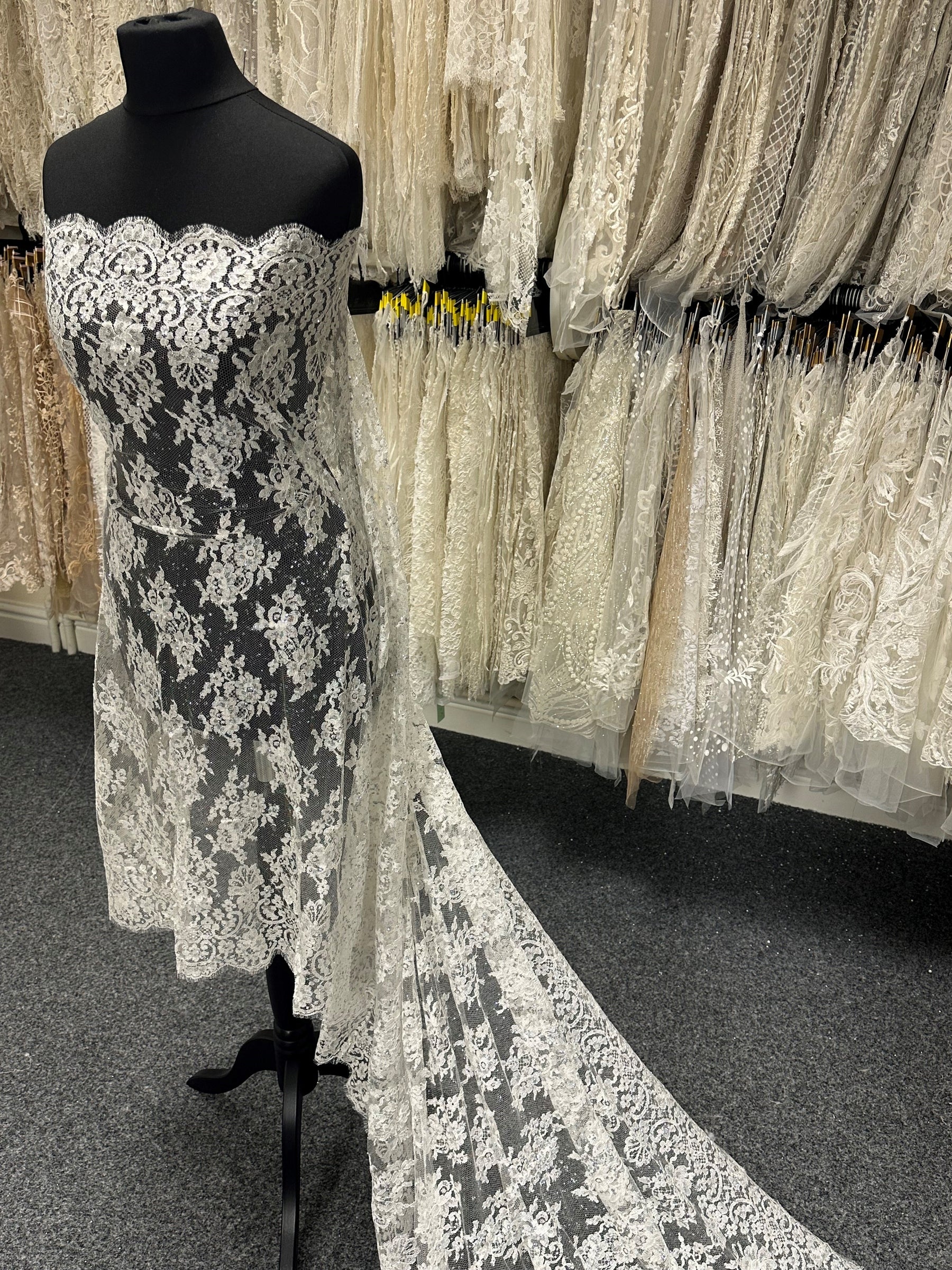Chantilly-Spitze in Elfenbein und Silber – Natasha