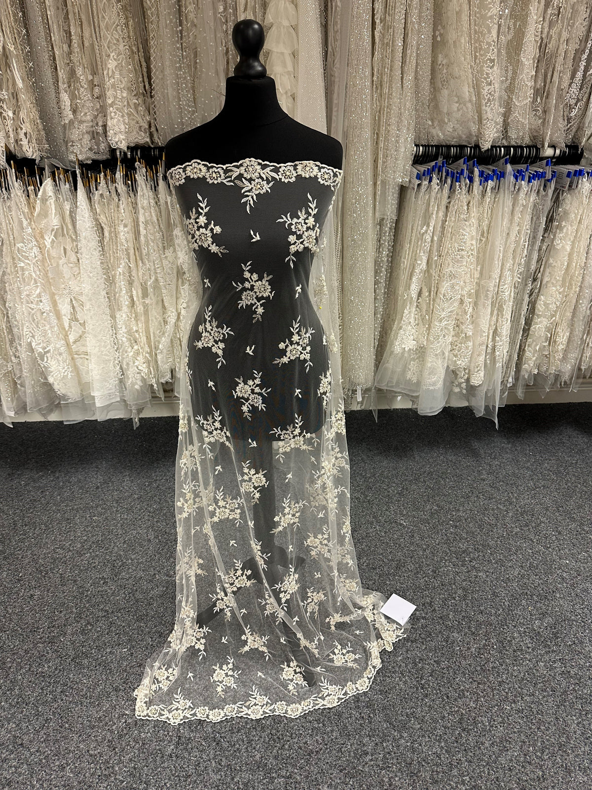 Elfenbeinfarbene Perlenspitze - Riese