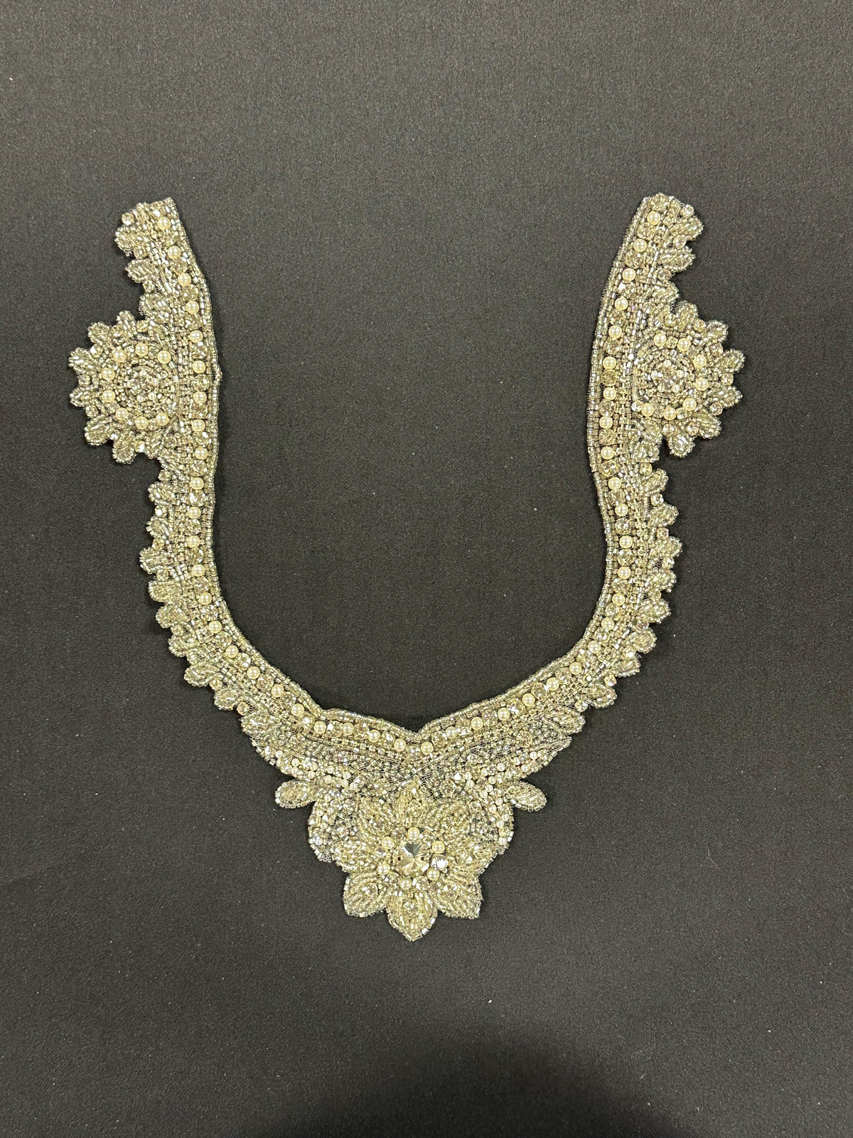 Kristallstickerei am Ausschnitt – Quasar