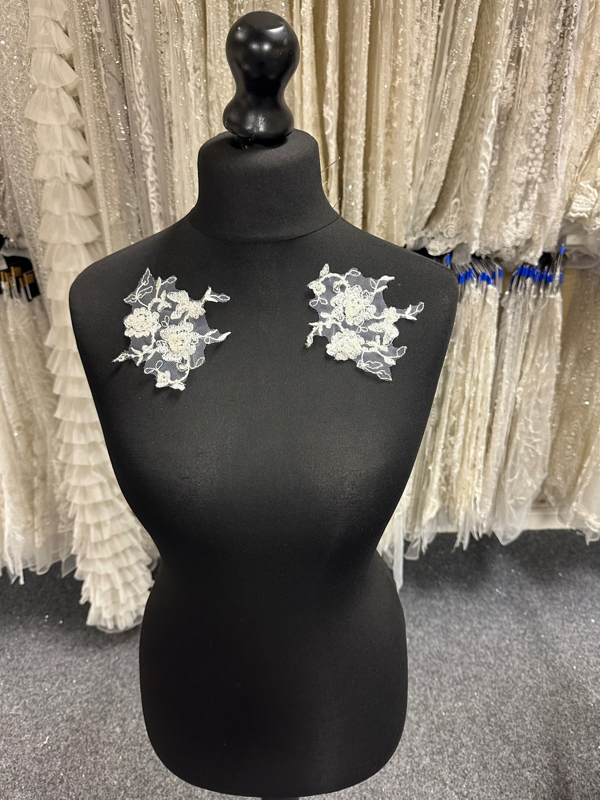 Elfenbeinfarbene, perlenbesetzte Spitzenapplikationen - Saftig