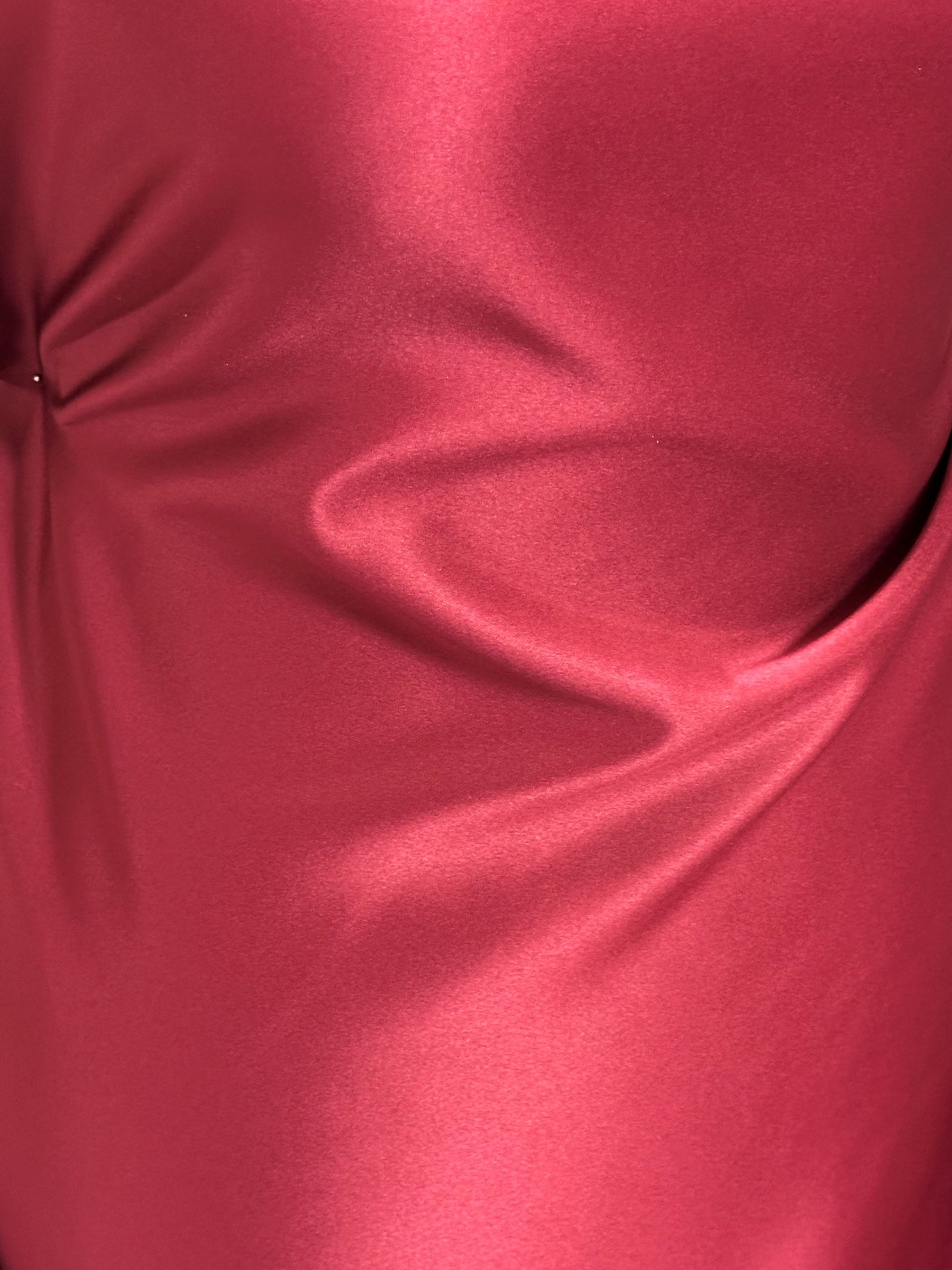 Weinroter Polyestersatin – Majestätisch