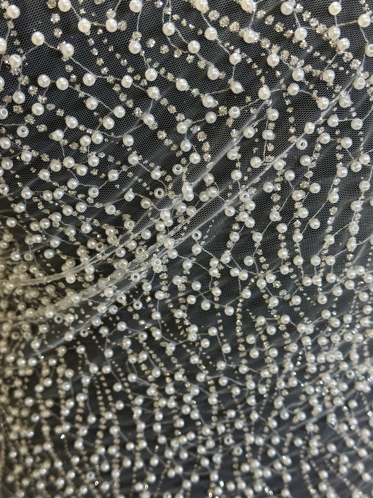 Perlenverzierter Glitzertüll – Hedonismus