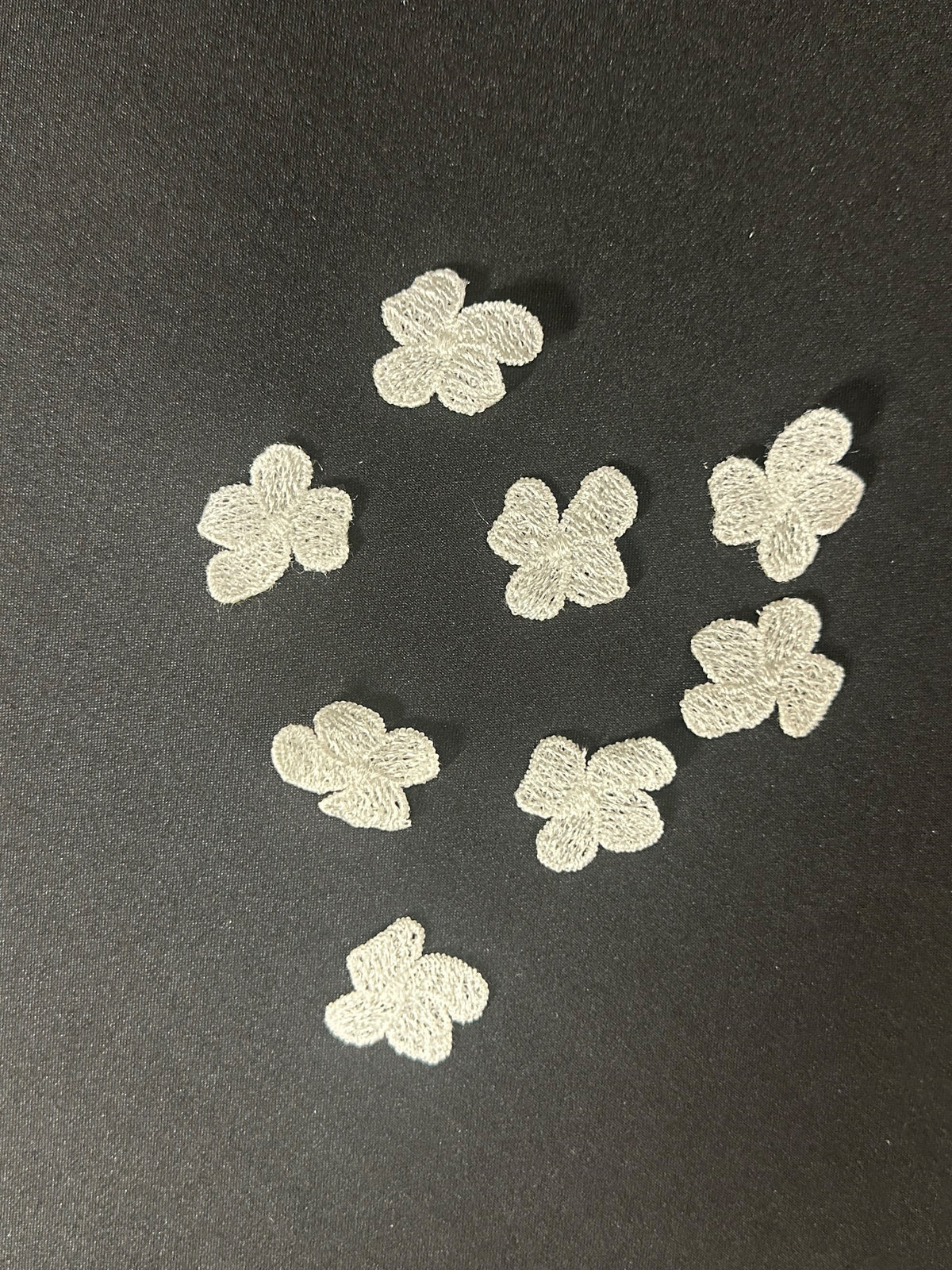 Elfenbein bestickte Blume – Campanula (Beutel mit 10 Stück)