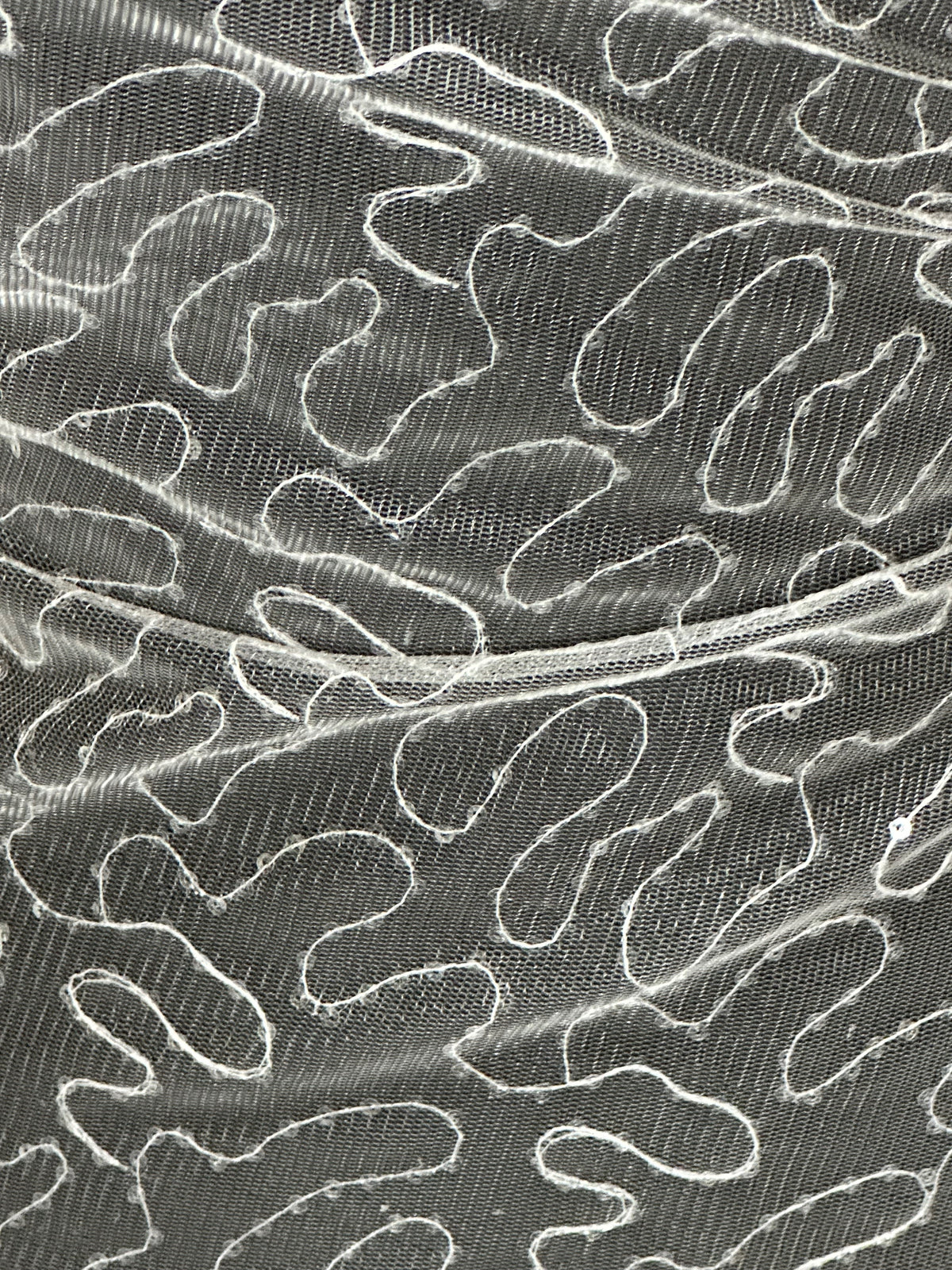 Elfenbeinfarbener Pailletten-Tüll im Mäandermuster - Amorous (CF)