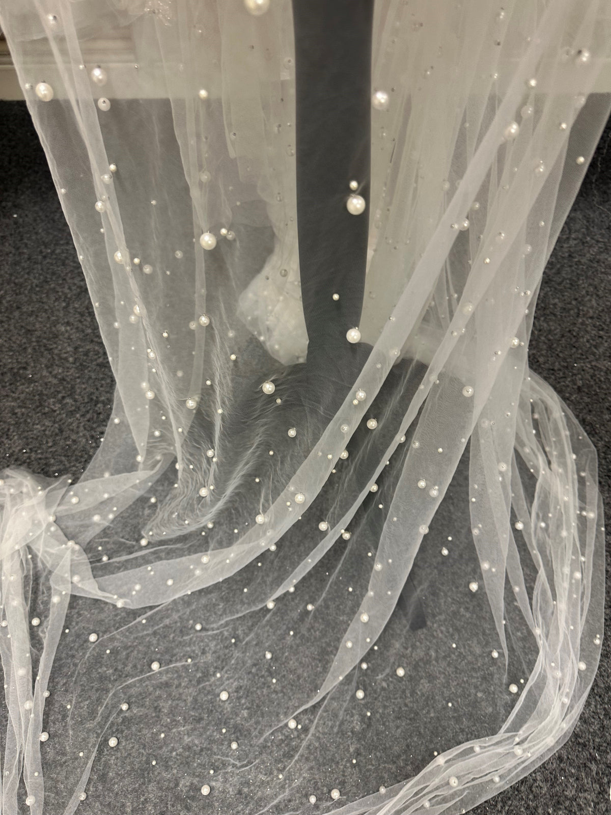 Elfenbeinfarbener, mit Perlen verzierter Tüll – Supremacy