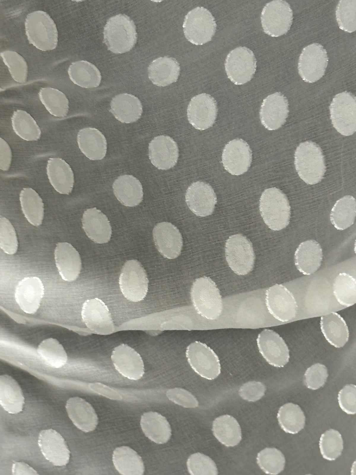 Elfenbeinfarbener Seidenchiffon Fil Coupé mit Punkten – Renard