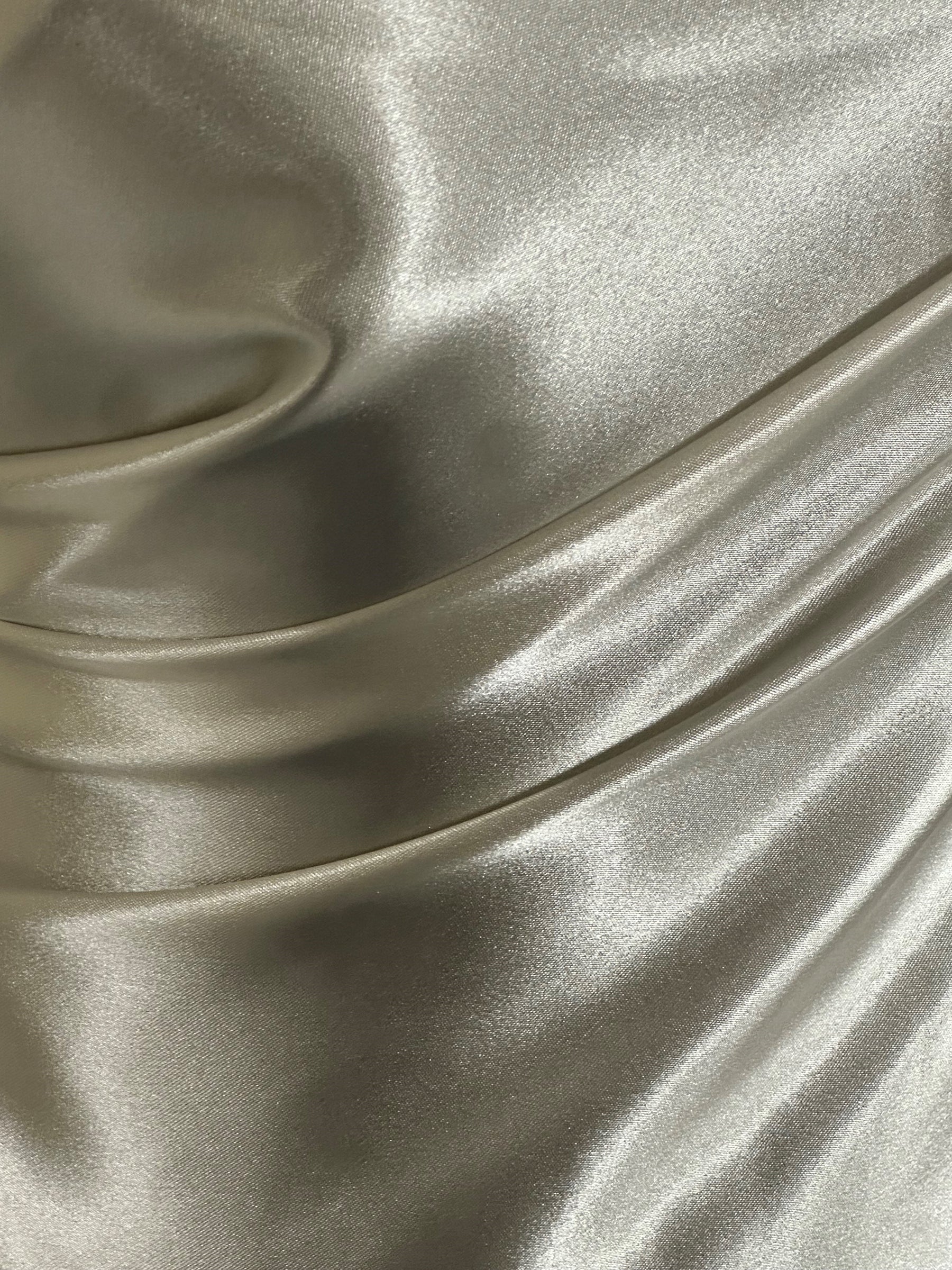Elfenbeinfarbener Polyester-Stretch-Satin – Courage
