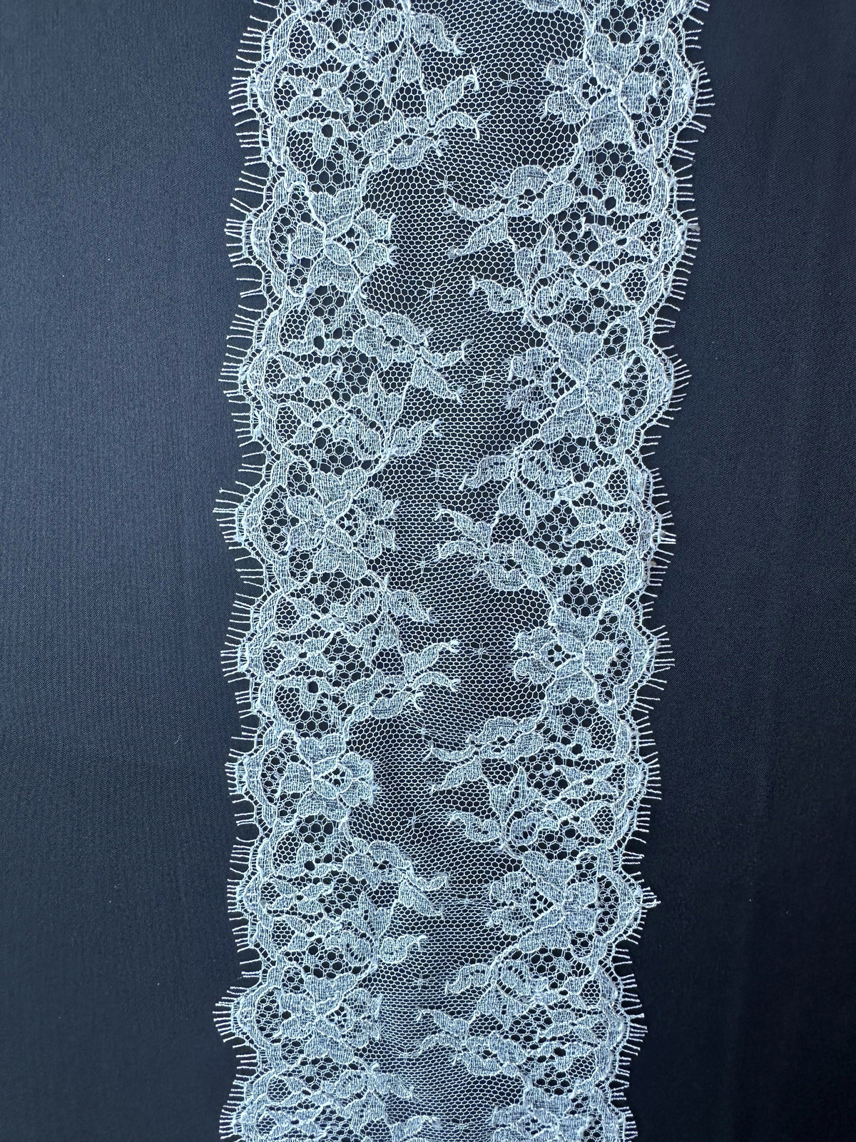 Elfenbeinfarbener Chantilly-Spitzenbesatz – Arbour