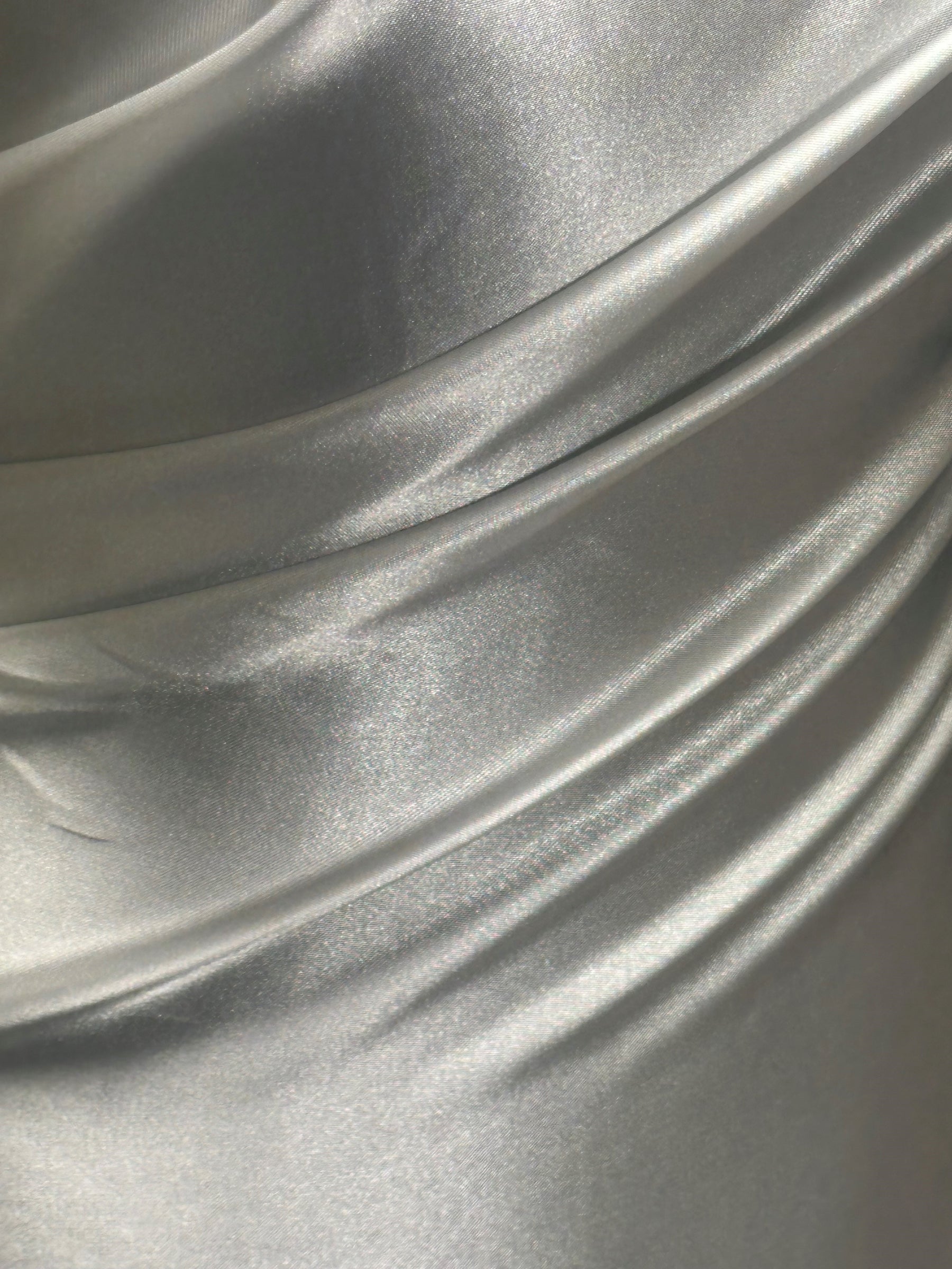 Elfenbeinfarbener Polyestersatin – Ascot