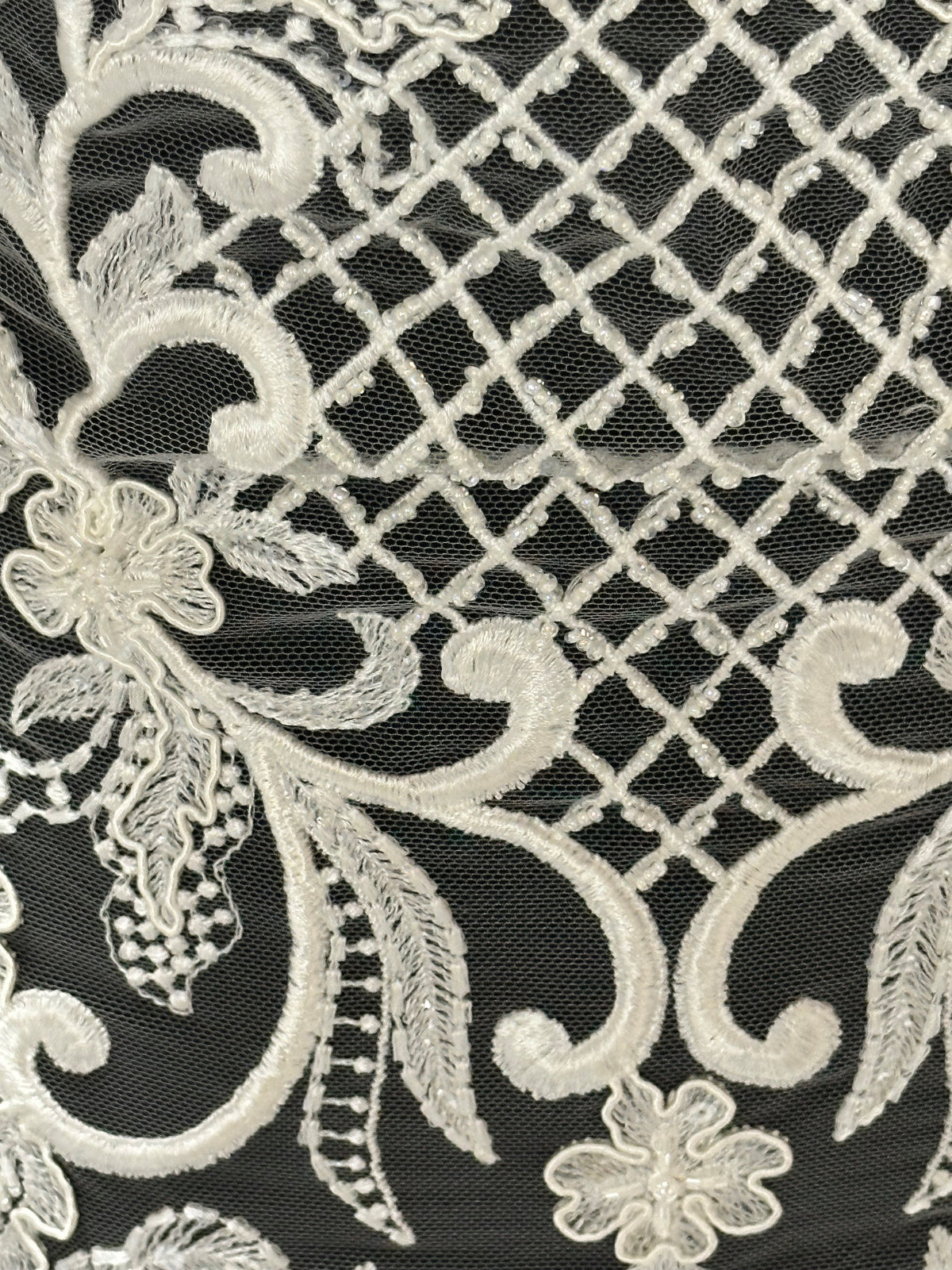 Elfenbeinfarbene, perlenbesetzte Gitterspitze - Zorb