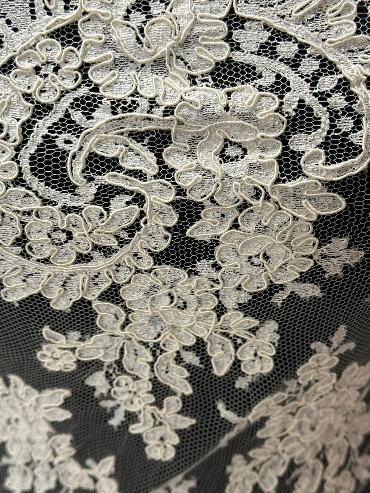 Elfenbeinfarbene Chantilly-Spitze mit Kordel – Odette