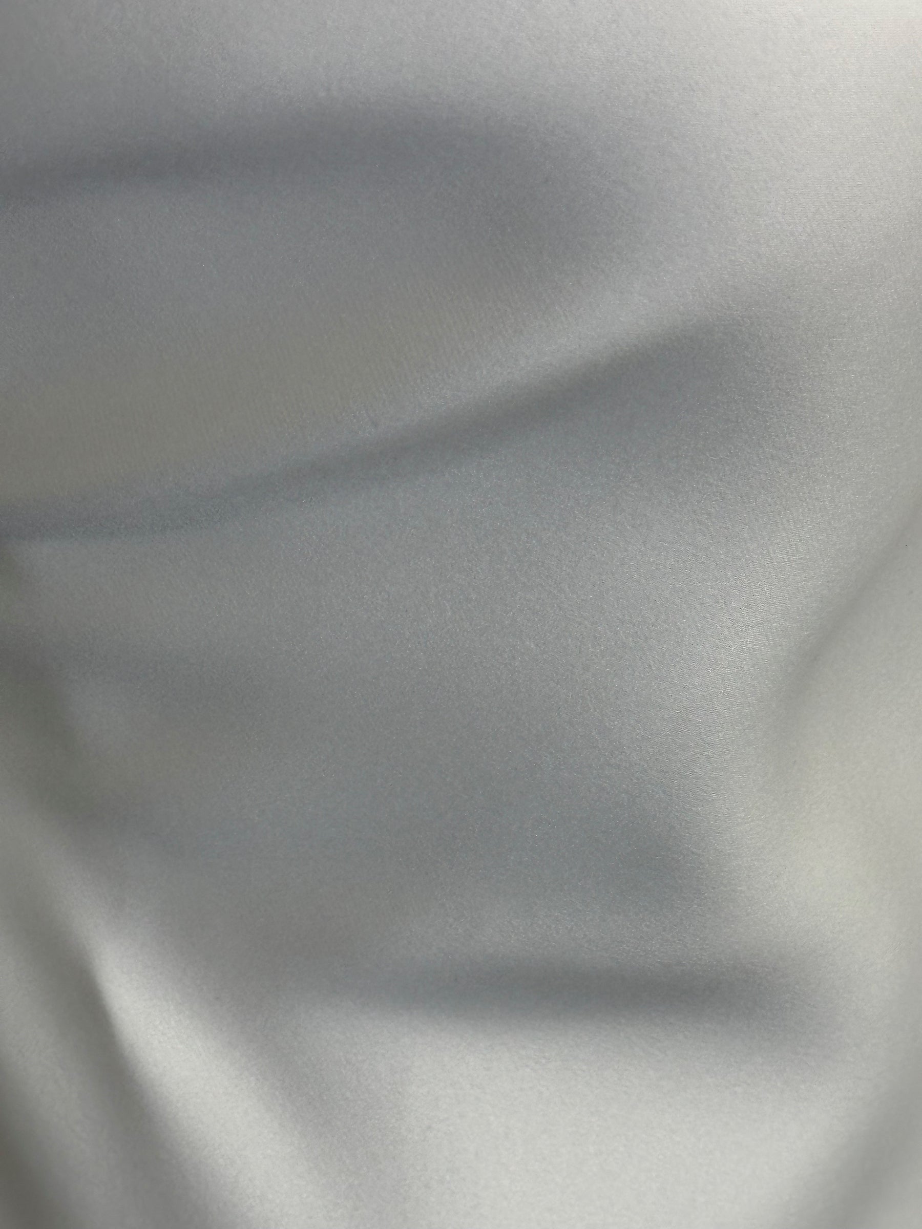 Elfenbeinfarbener schwerer Polyester-Satin – Queen