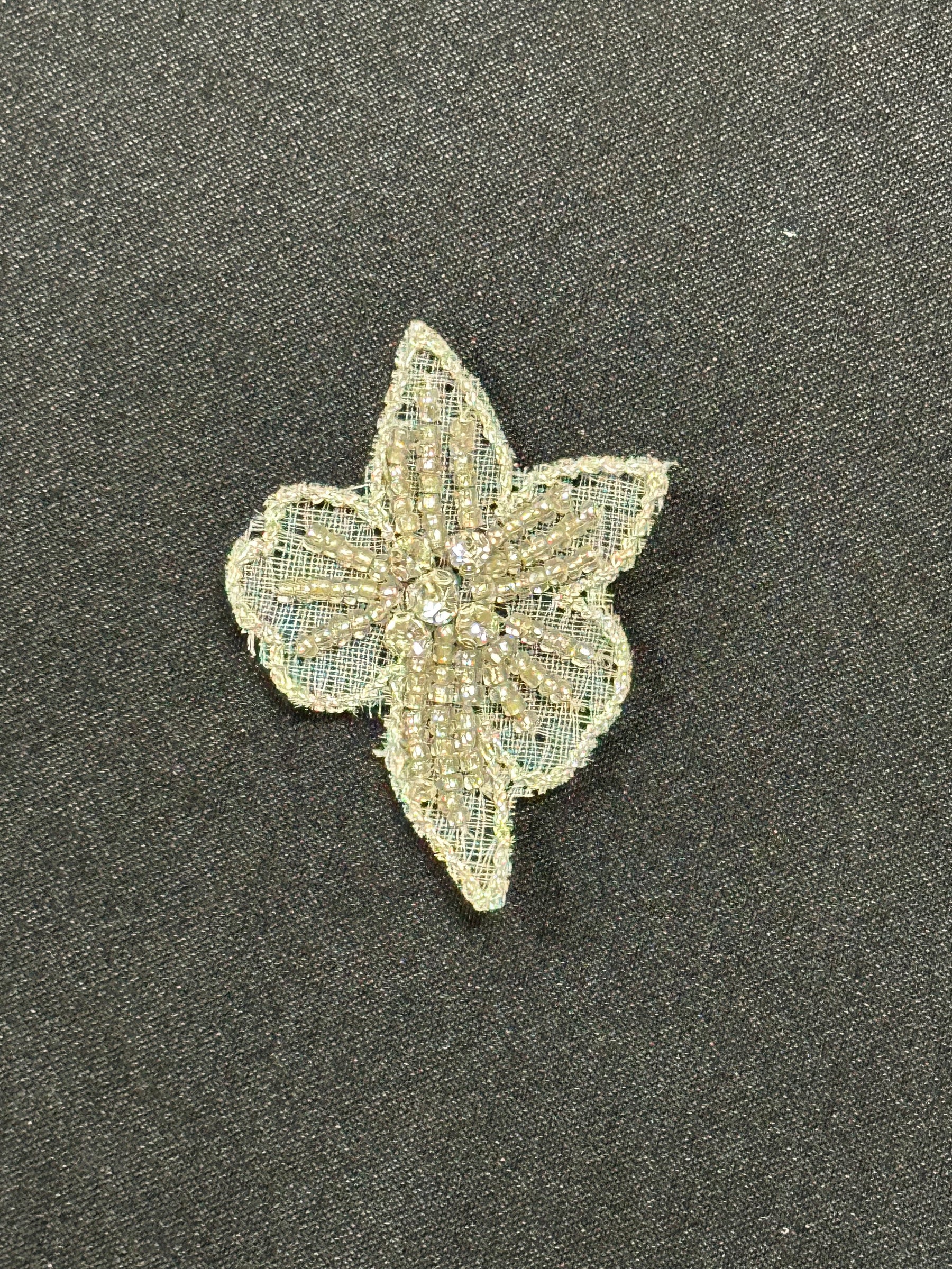 Kristallisierte Blumenapplikation – Deidre
