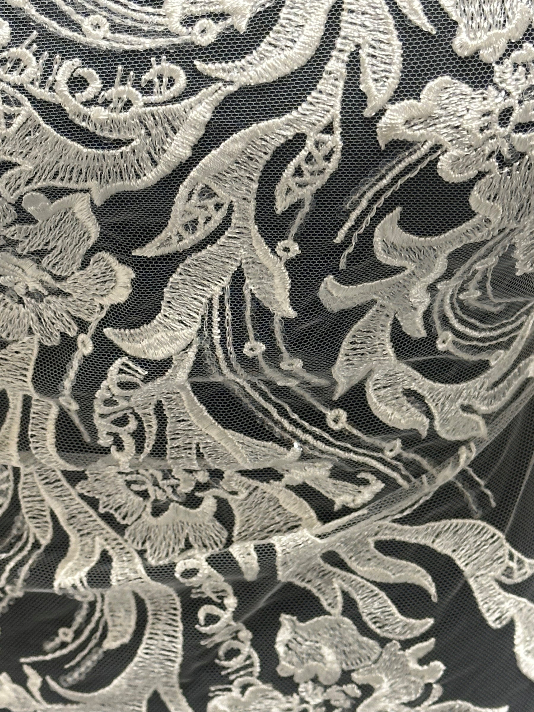 Elfenbeinfarbene Stickereispitze – Abrielle