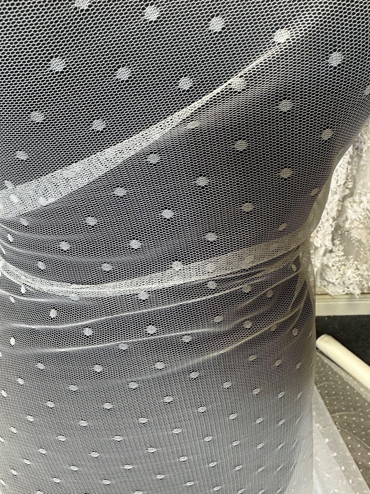 Elfenbeinfarbener mittelfleckiger Tüll – Spice