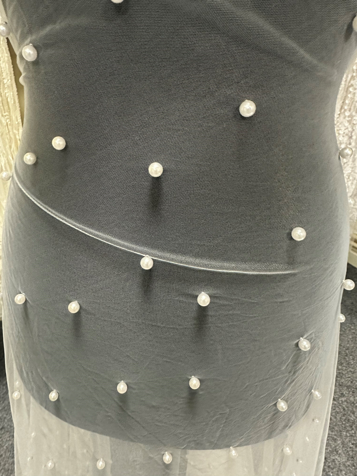 Elfenbeinfarbener, mit Perlen verzierter Tüll – Exzellenz