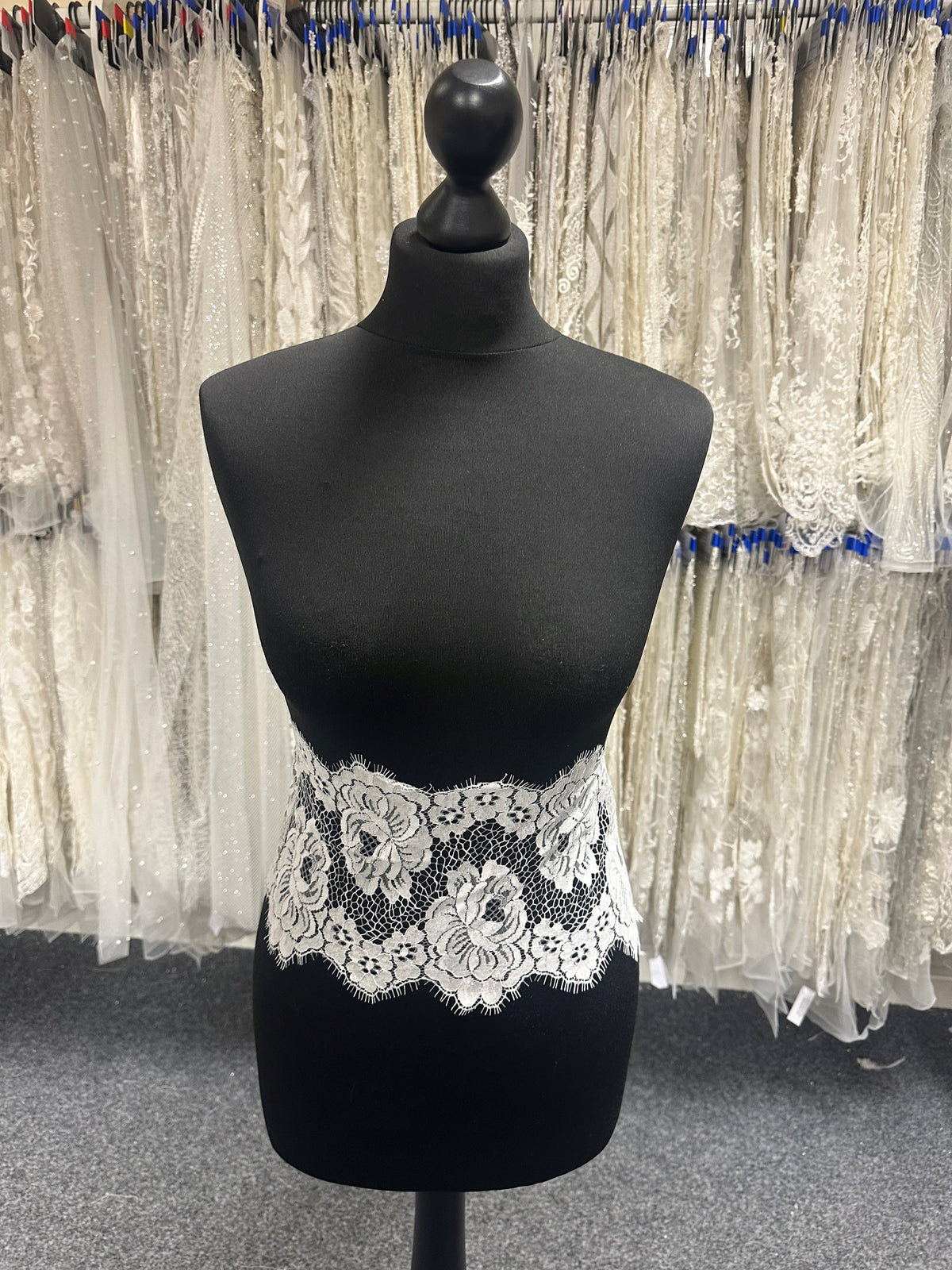 Elfenbeinfarbener Chantilly-Besatz - Florian