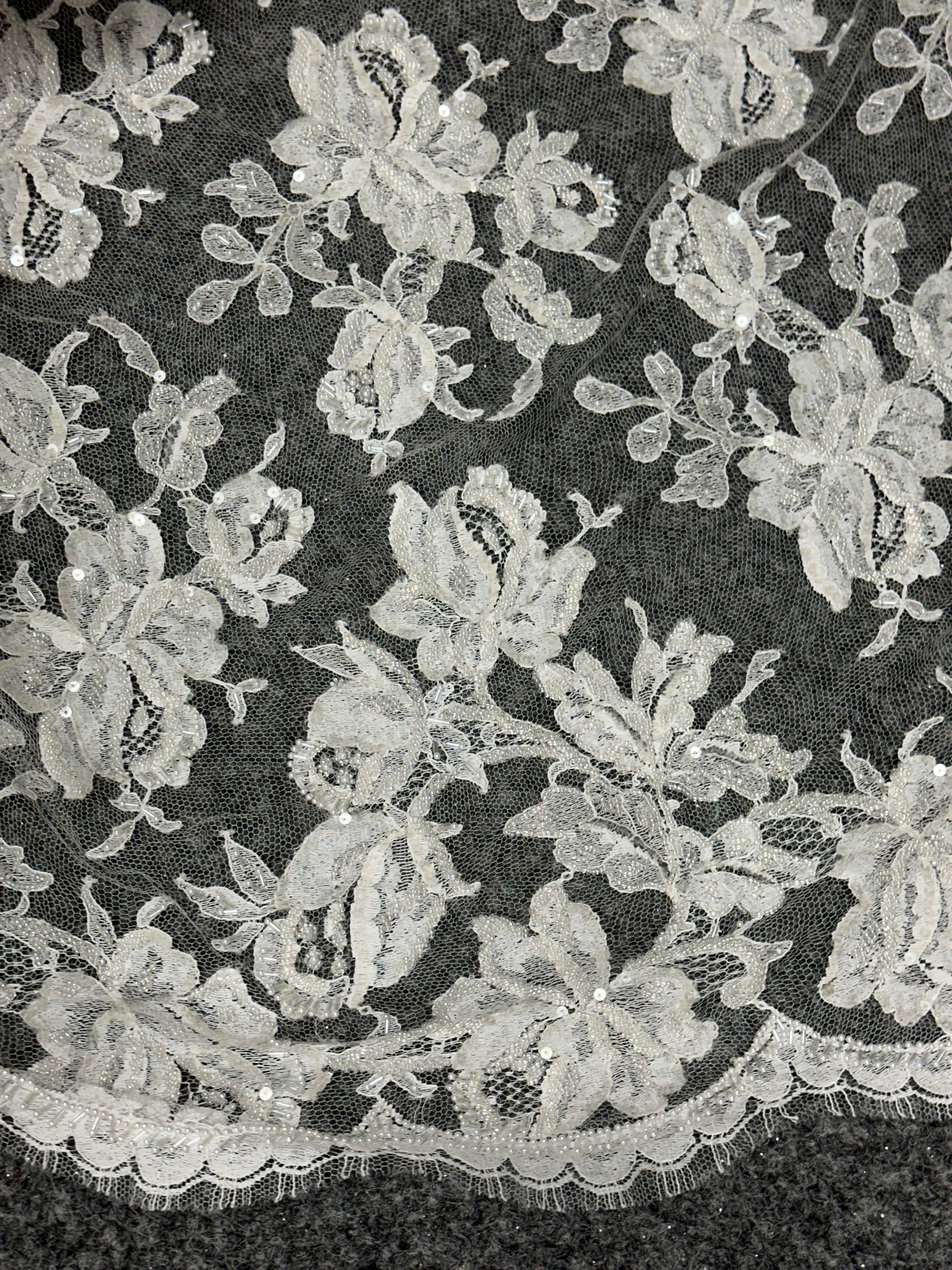 Elfenbeinfarbene verzierte Chantilly-Spitze - Henri