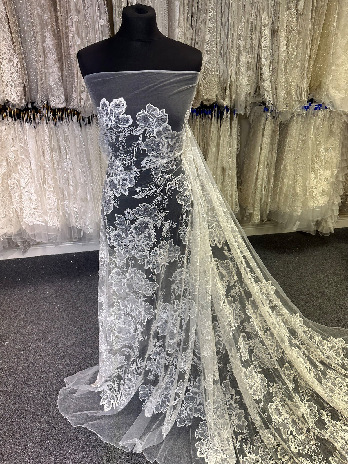 Elfenbeinfarbene bestickte Spitze - Dosey