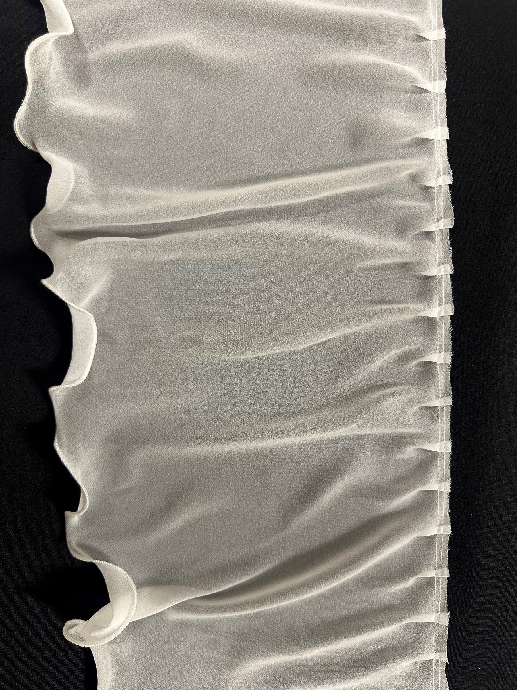 Elfenbeinfarbener Chiffonbesatz – Whirl