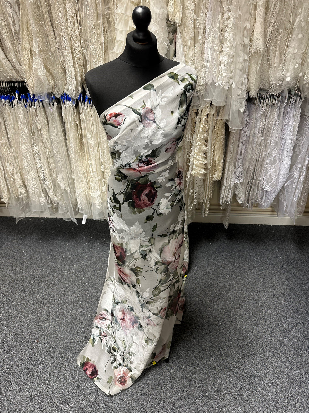 Elfenbeinfarbener, bedruckter Seidensatin-Organza – Carrie