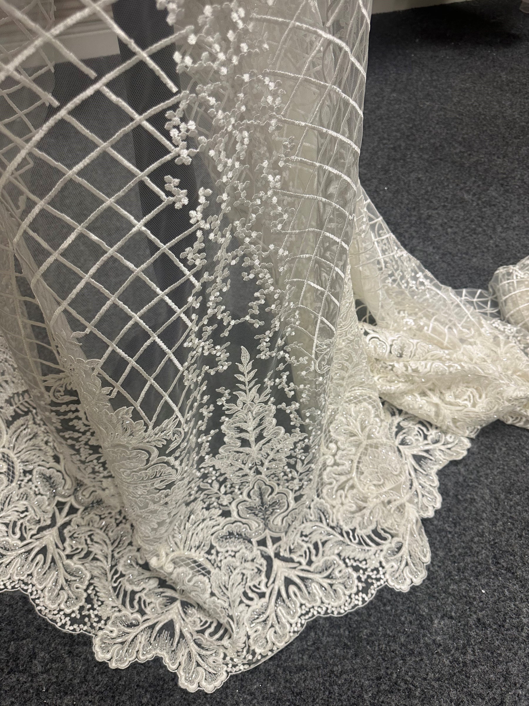 Elfenbeinfarbene bestickte Spitze – Eunice