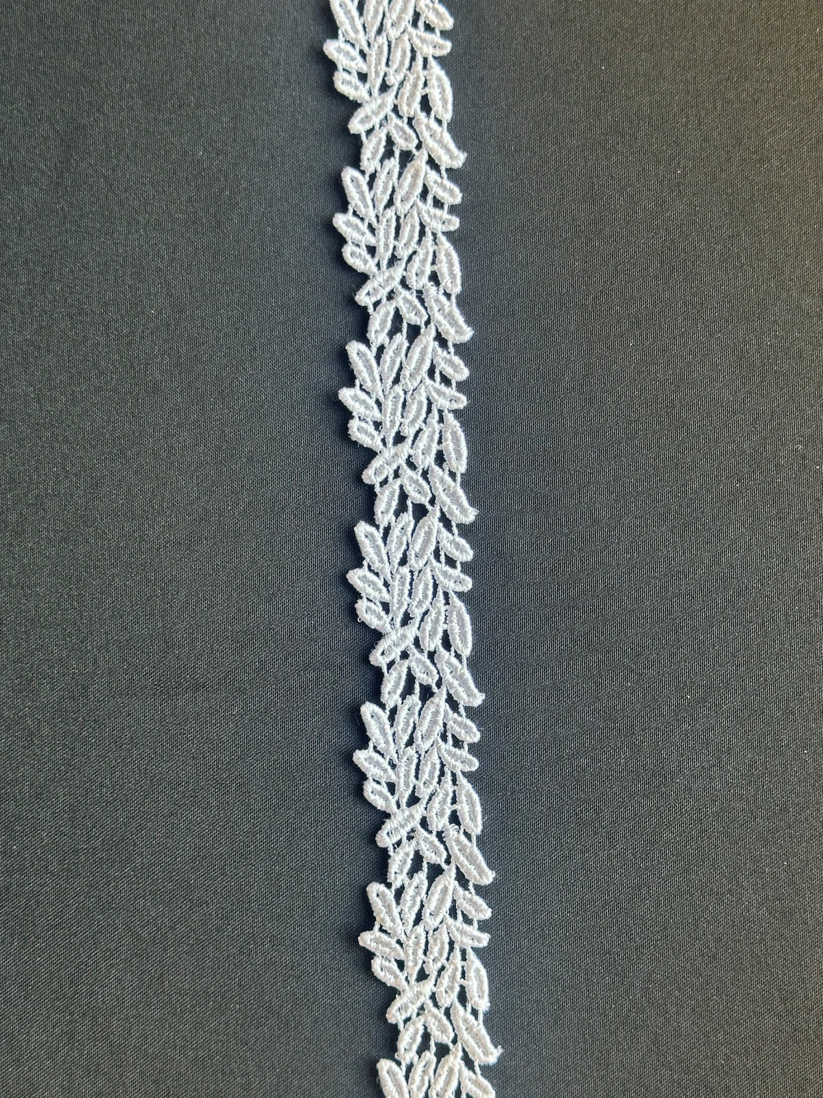 Weißer Guipure-Spitzenbesatz – Claudia