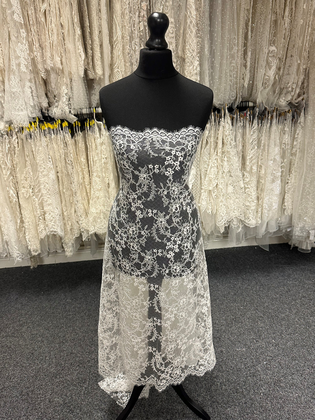 Elfenbeinfarbene Chantilly-Spitze mit Kordel - Rorie