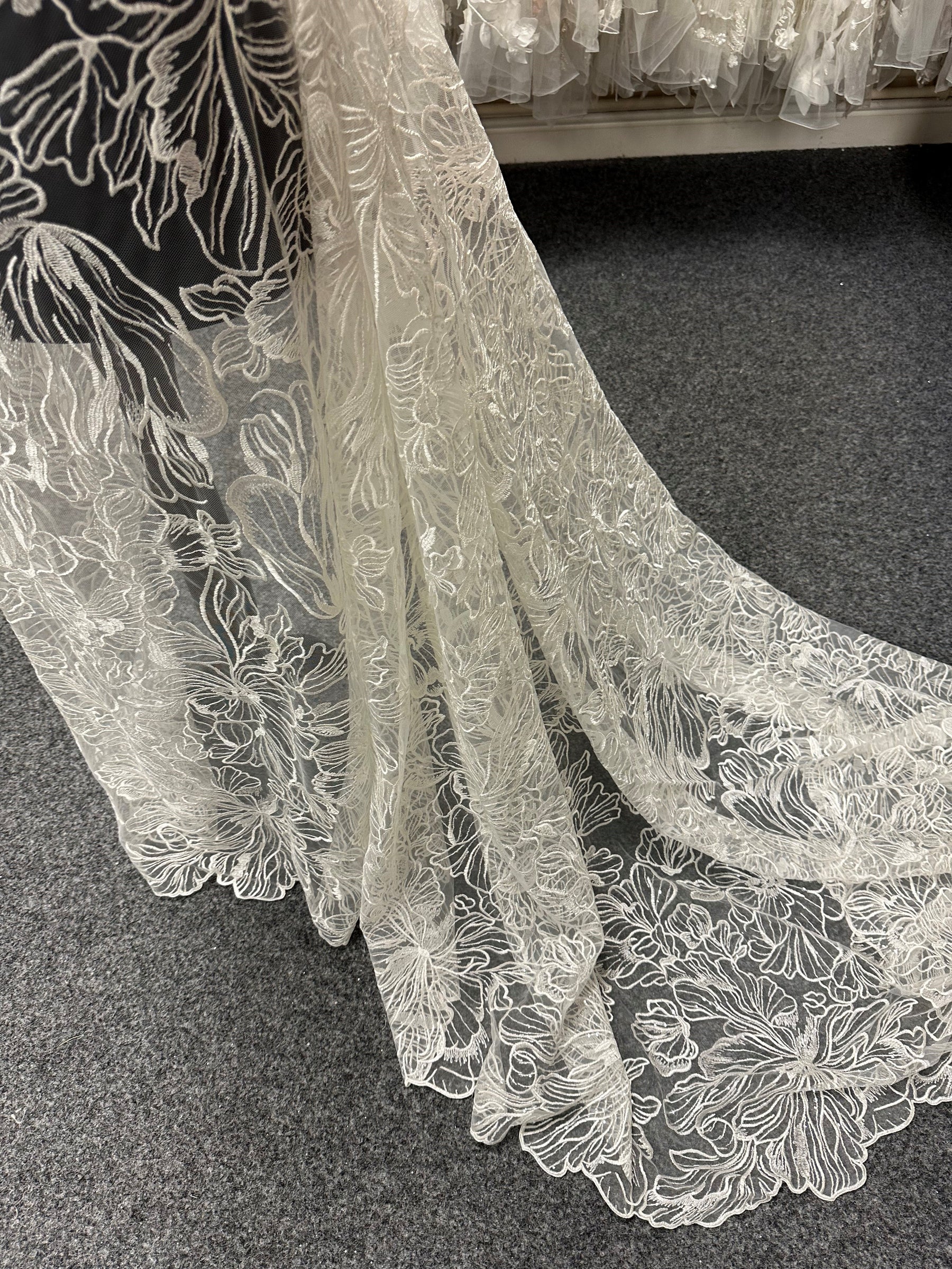 Elfenbeinfarbene bestickte Spitze – Cosette