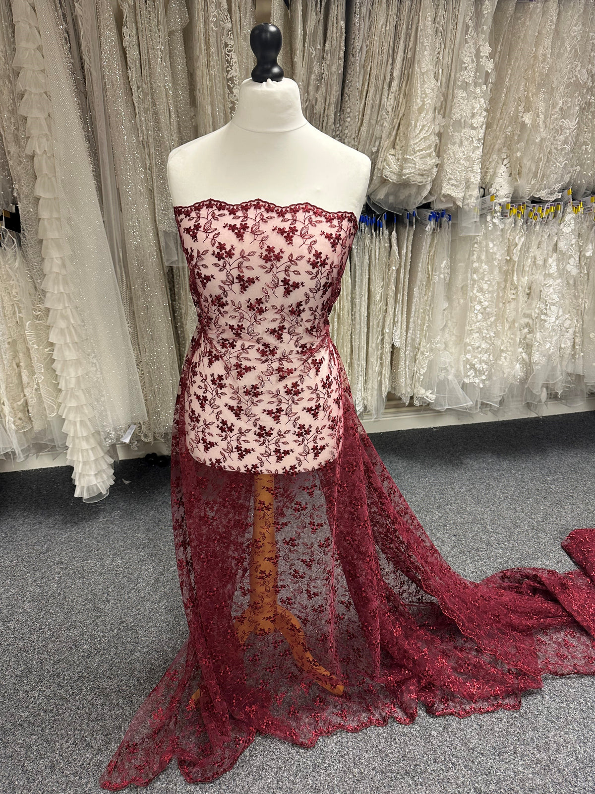 Weinrote Stickspitze - P625