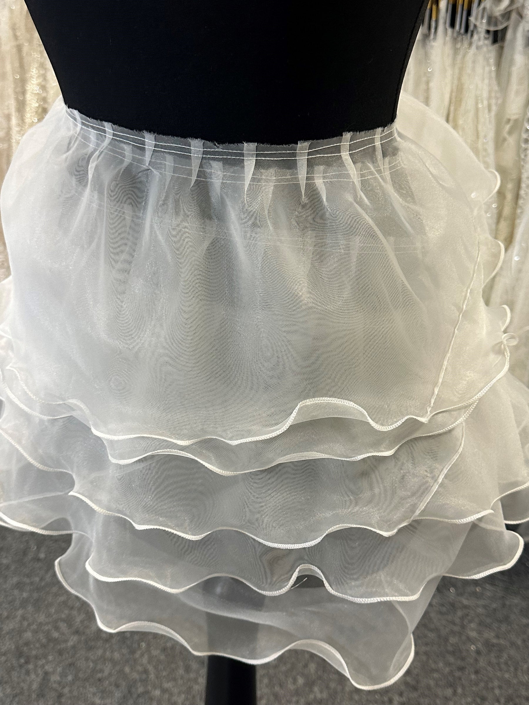 Elfenbeinfarbener Organzabesatz – Whirl