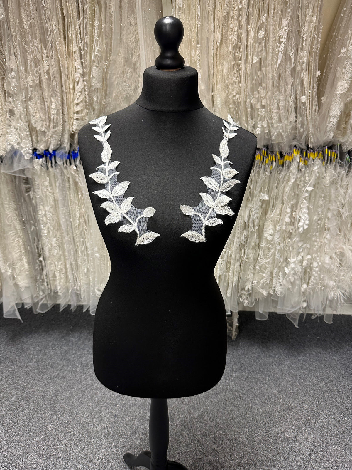 Elfenbeinfarbene, perlenbesetzte, bestickte Spitzenapplikationen - Dudgeon