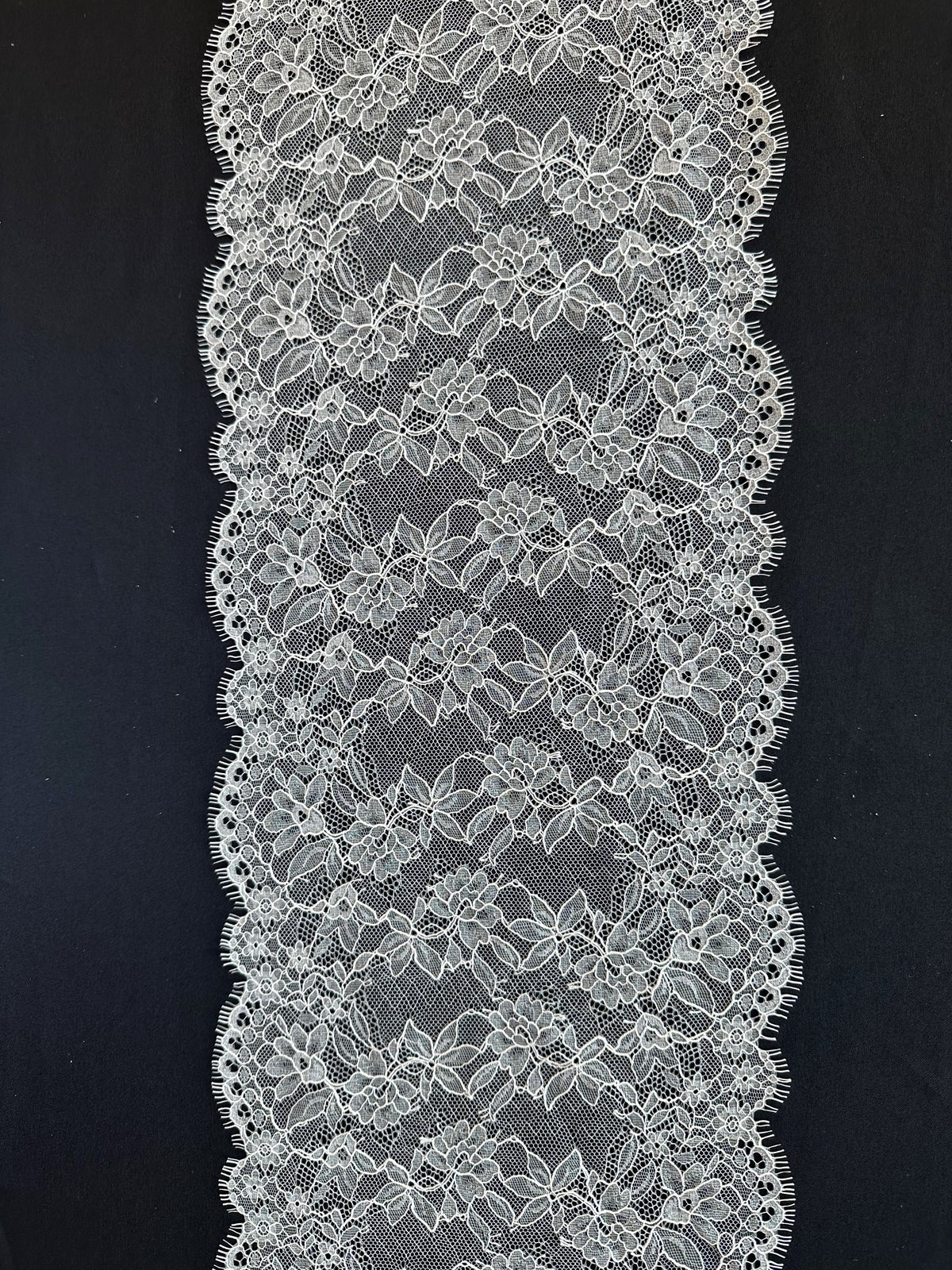 Elfenbeinfarbener Spitzenbesatz für die Braut - Corey