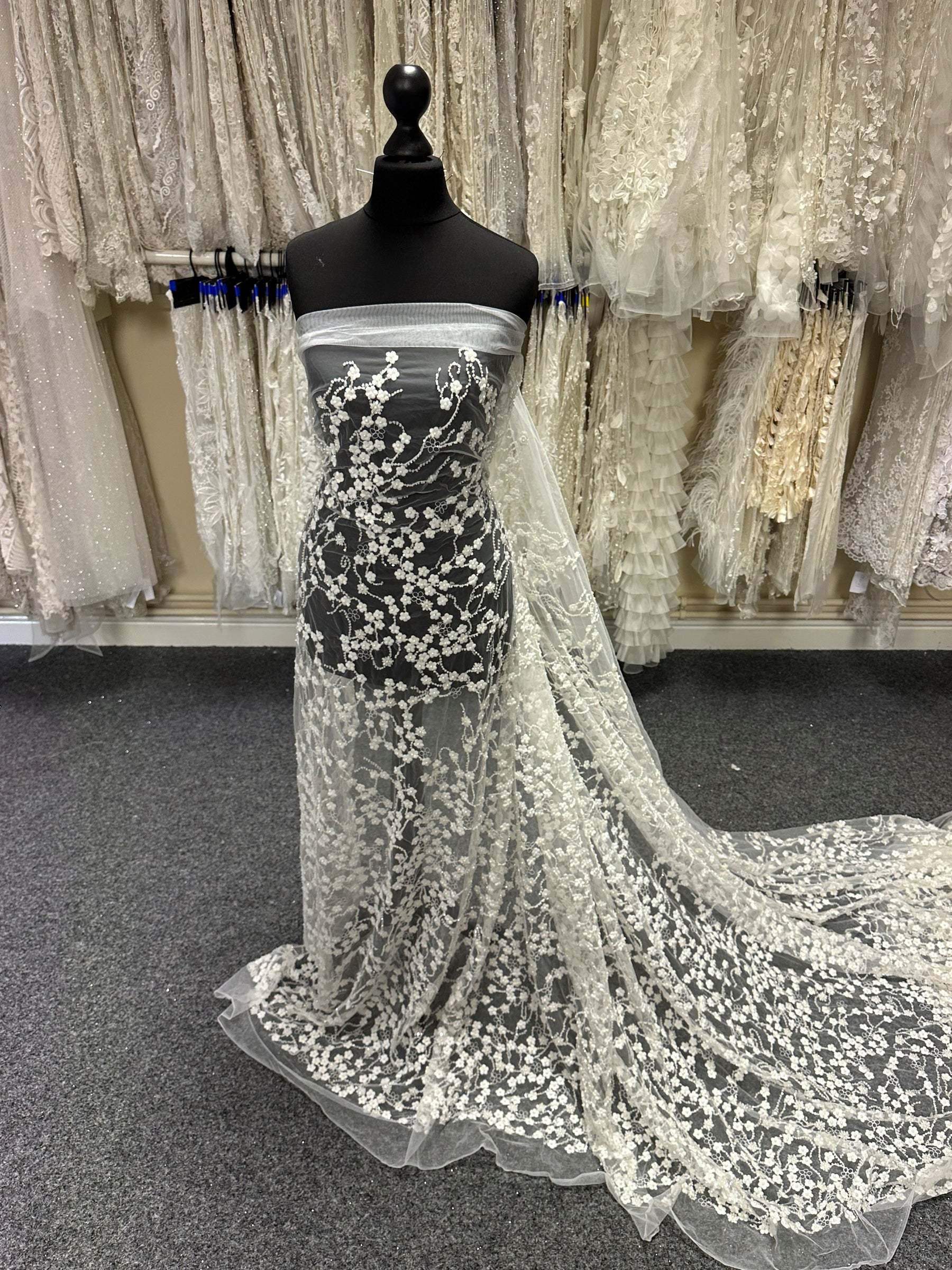 Elfenbeinfarbene bestickte Spitze - Yuna