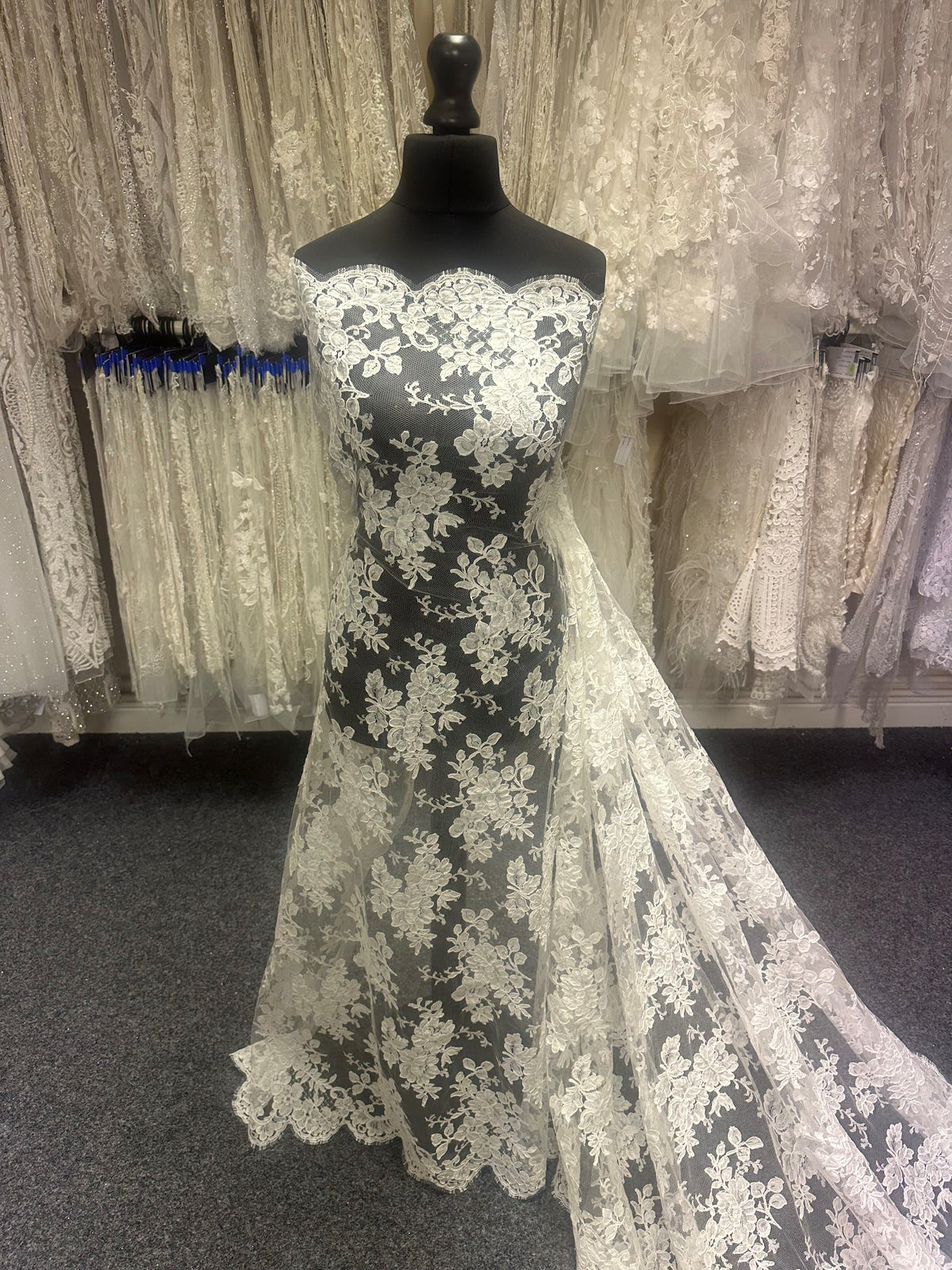 Elfenbeinfarbene Chantilly-Spitze mit Kordel - Rio