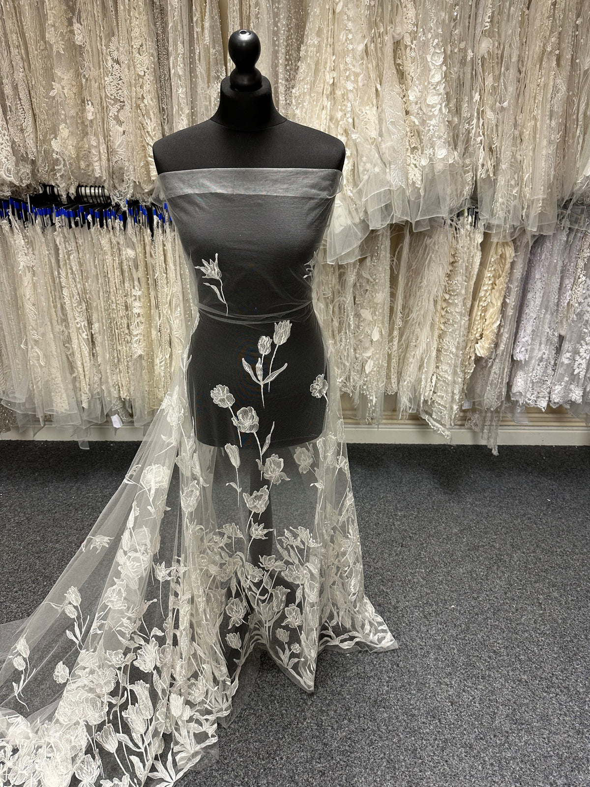 Elfenbeinfarbene italienische bestickte Spitze - Sammie