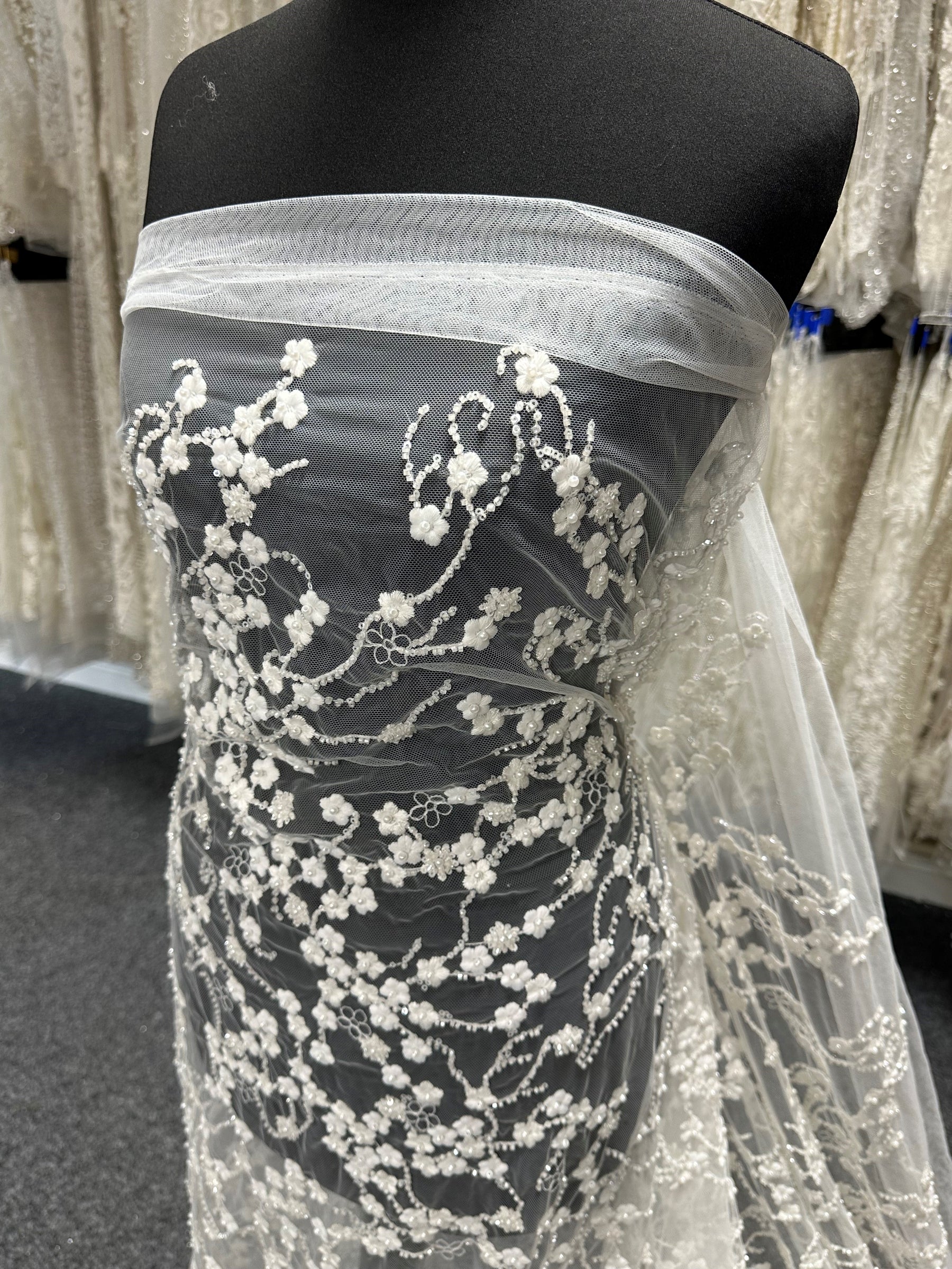 Elfenbeinfarbene bestickte Spitze - Yuna