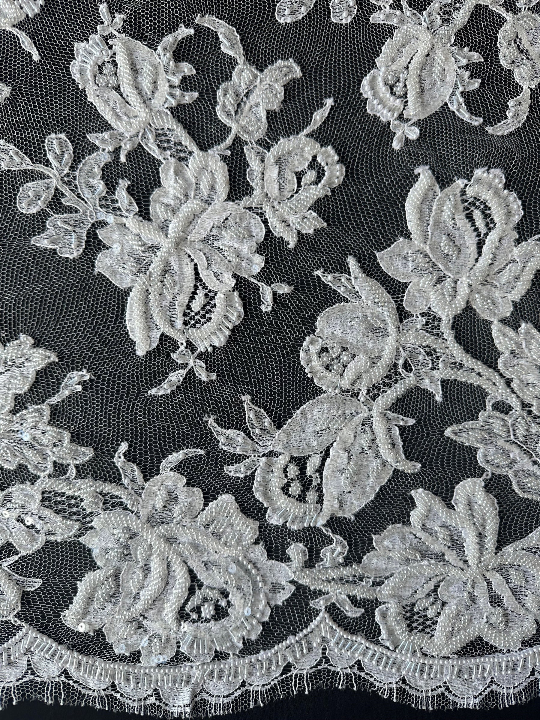 Elfenbeinfarbene verzierte Chantilly-Spitze - Henri