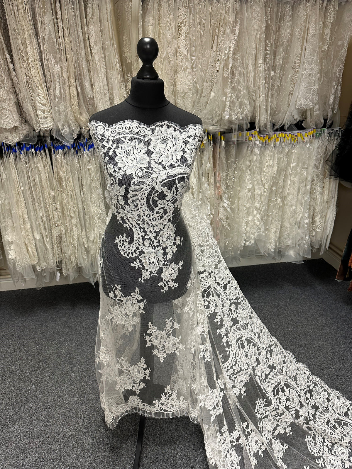 Elfenbeinfarbene Chantilly-Spitze mit Kordel - Zaya