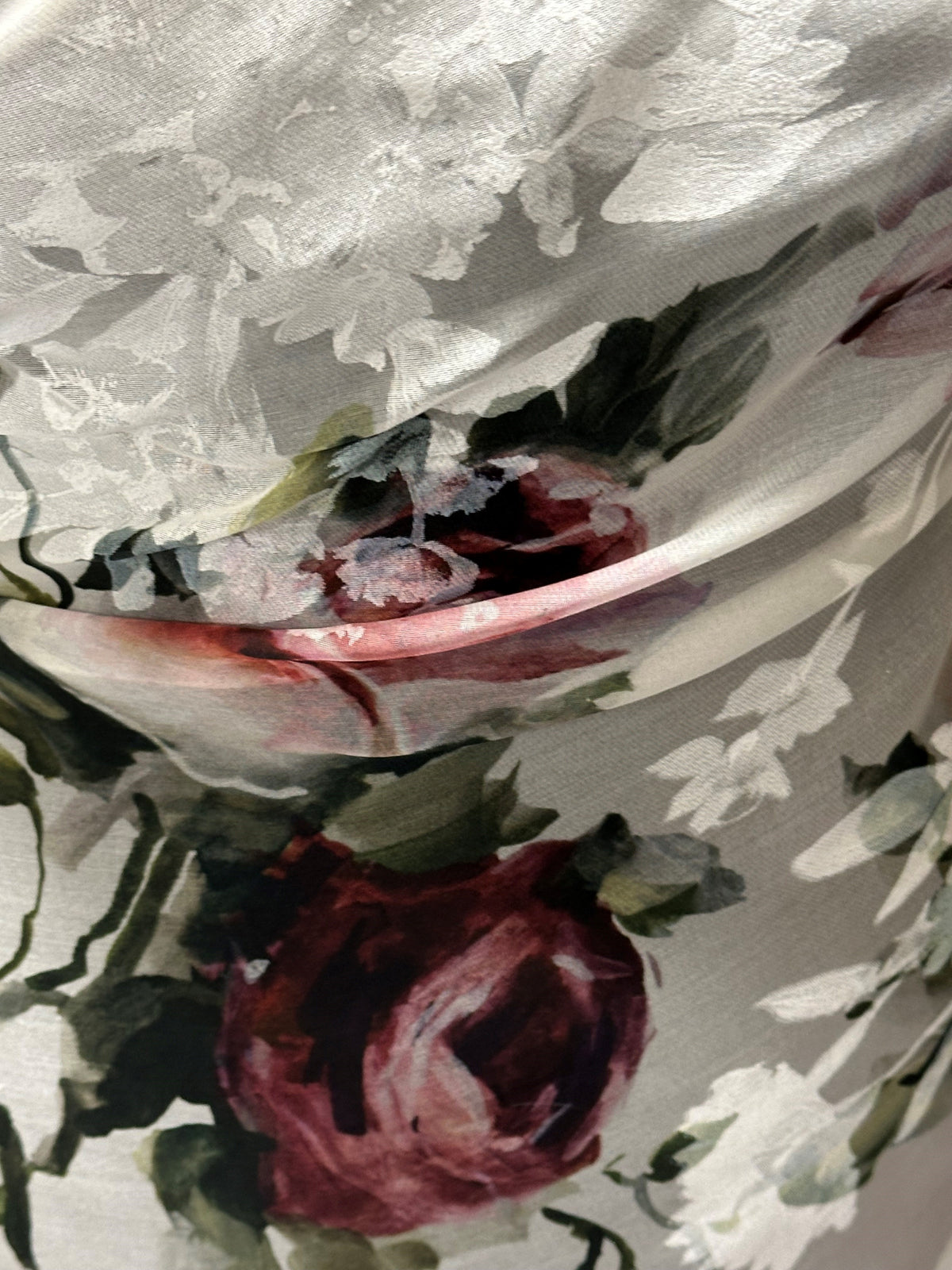 Elfenbeinfarbener, bedruckter Seidensatin-Organza – Carrie