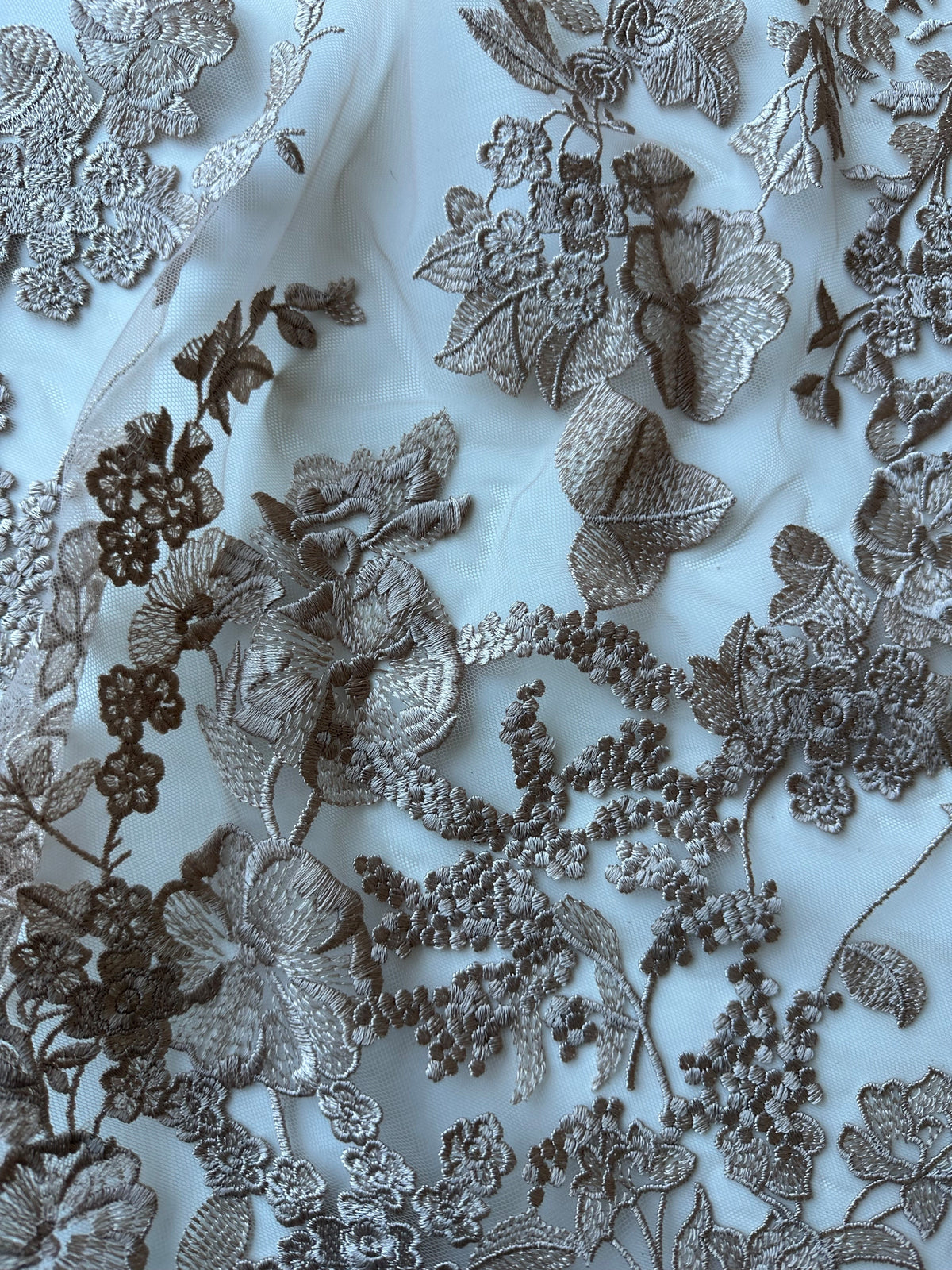 Karamellfarbene Stickereispitze - Garbo