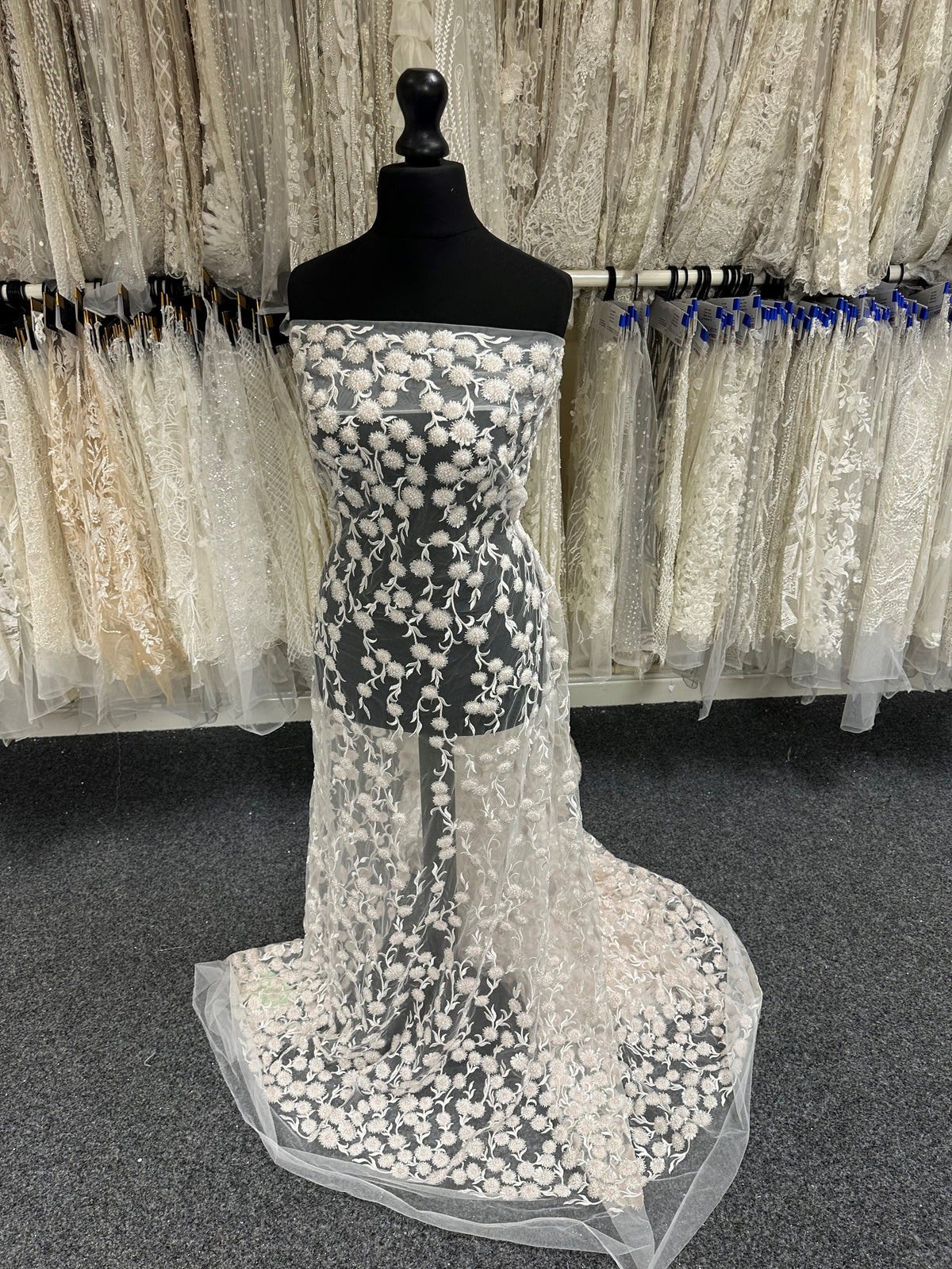 Elfenbeinfarbene und rosa Stickereispitze - Zillah