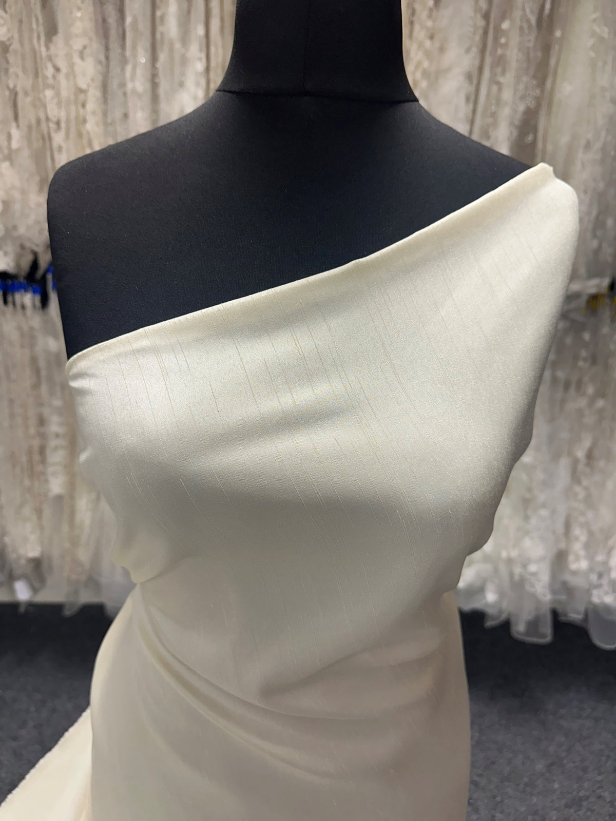 Cremefarbenes Dupion mit Polyester-Satin-Rückseite – Klarheit