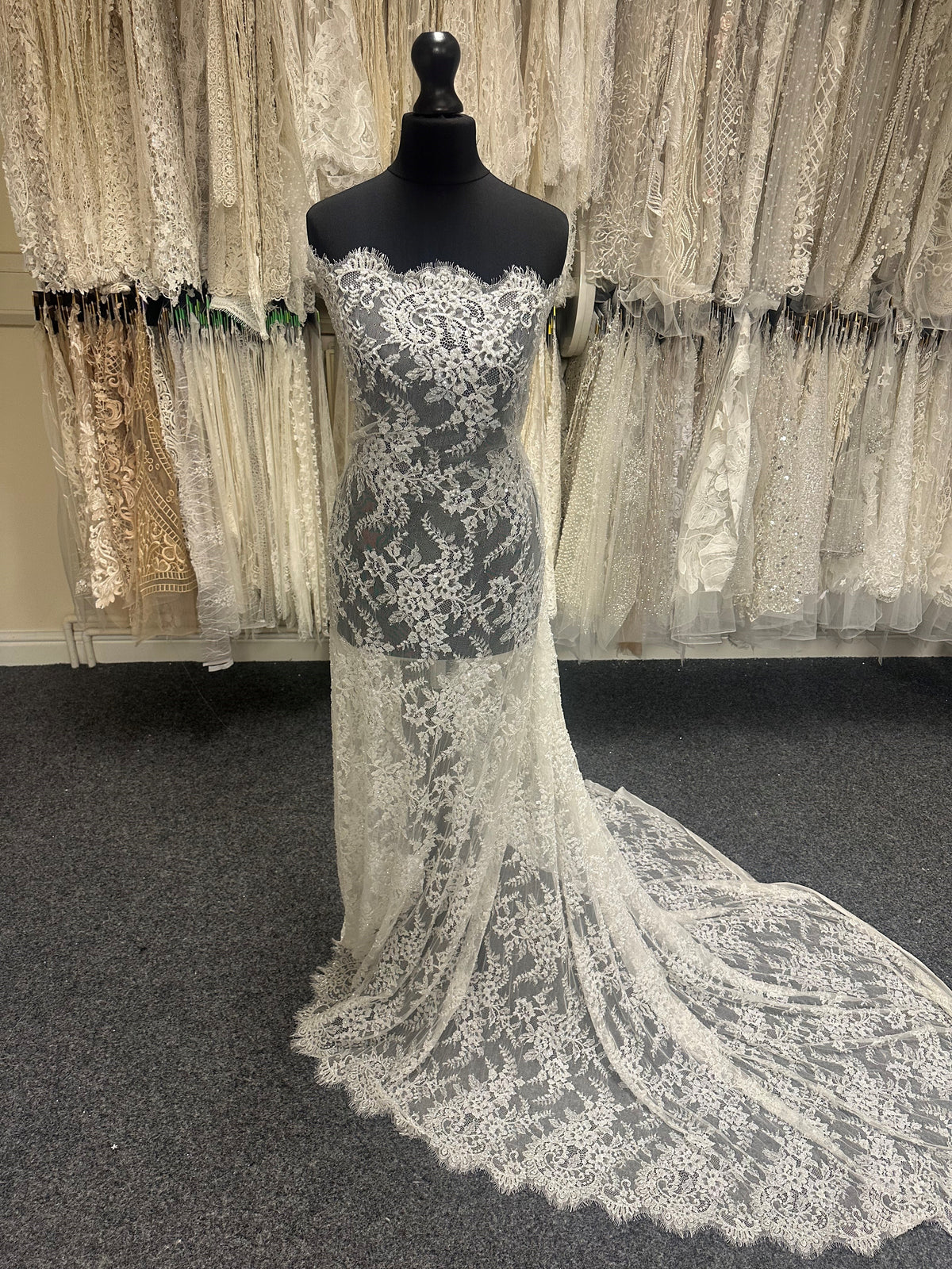 Elfenbeinfarbene Raschelspitze mit handbesetzten Perlen - Teddy