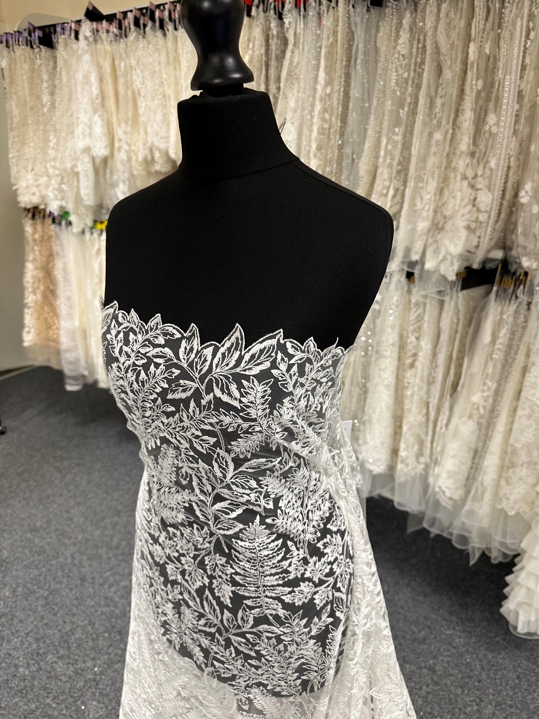 Elfenbeinfarbene bestickte Spitze - Zulu