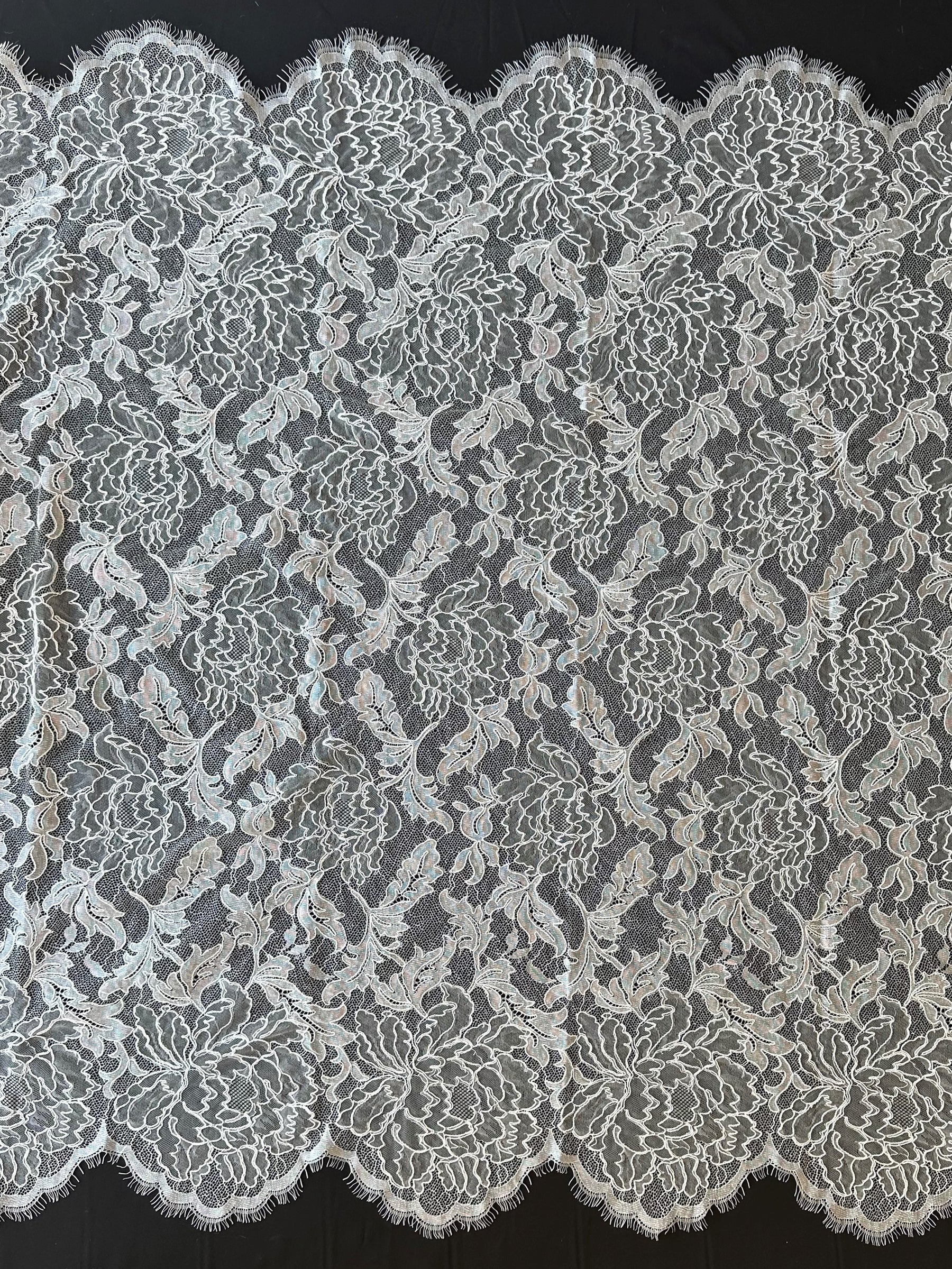 Elfenbeinfarbene Chantilly-Spitze mit Kordel - Terri