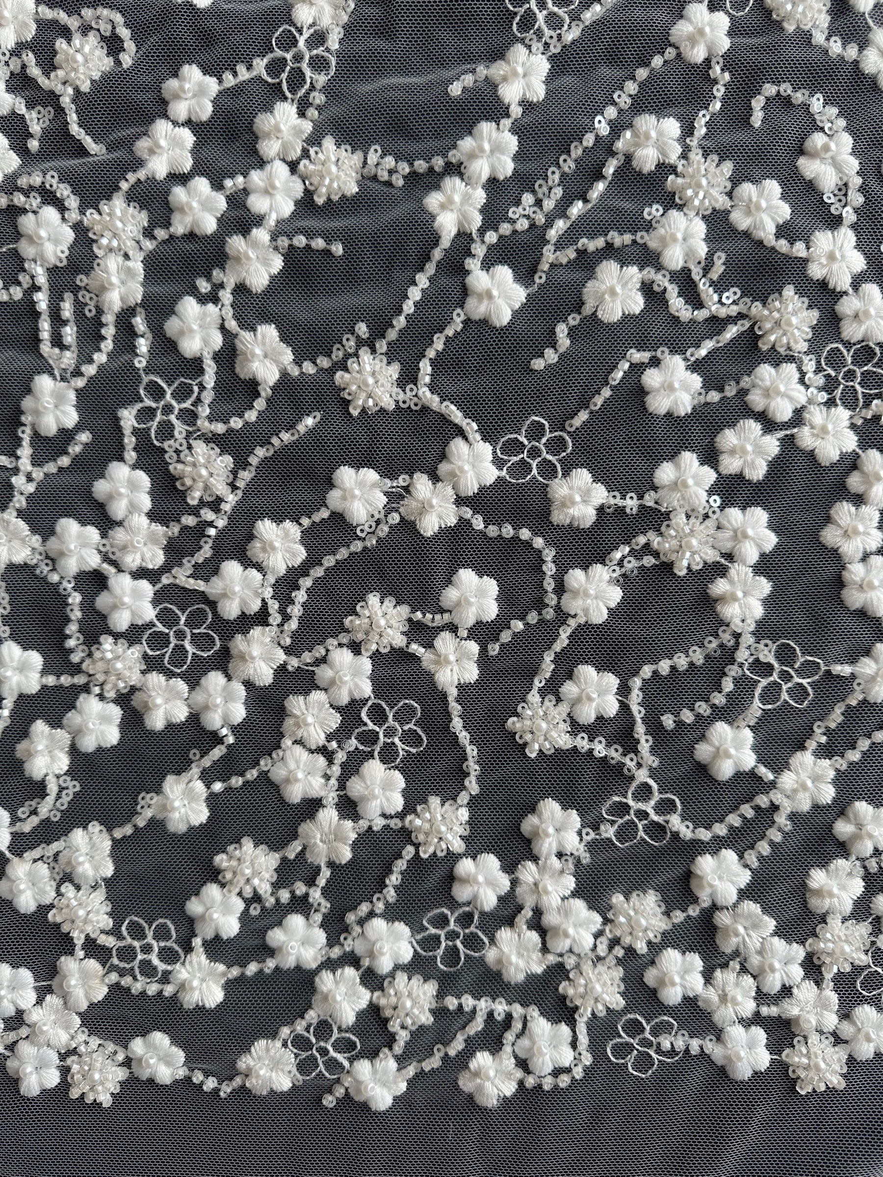 Elfenbeinfarbene bestickte Spitze - Yuna