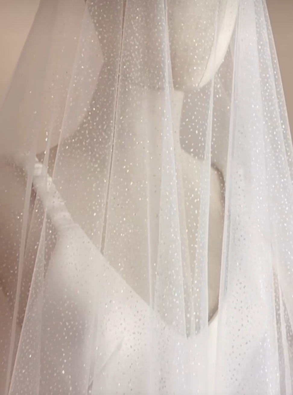 Elfenbeinfarbener Glitzertüll – Enmity